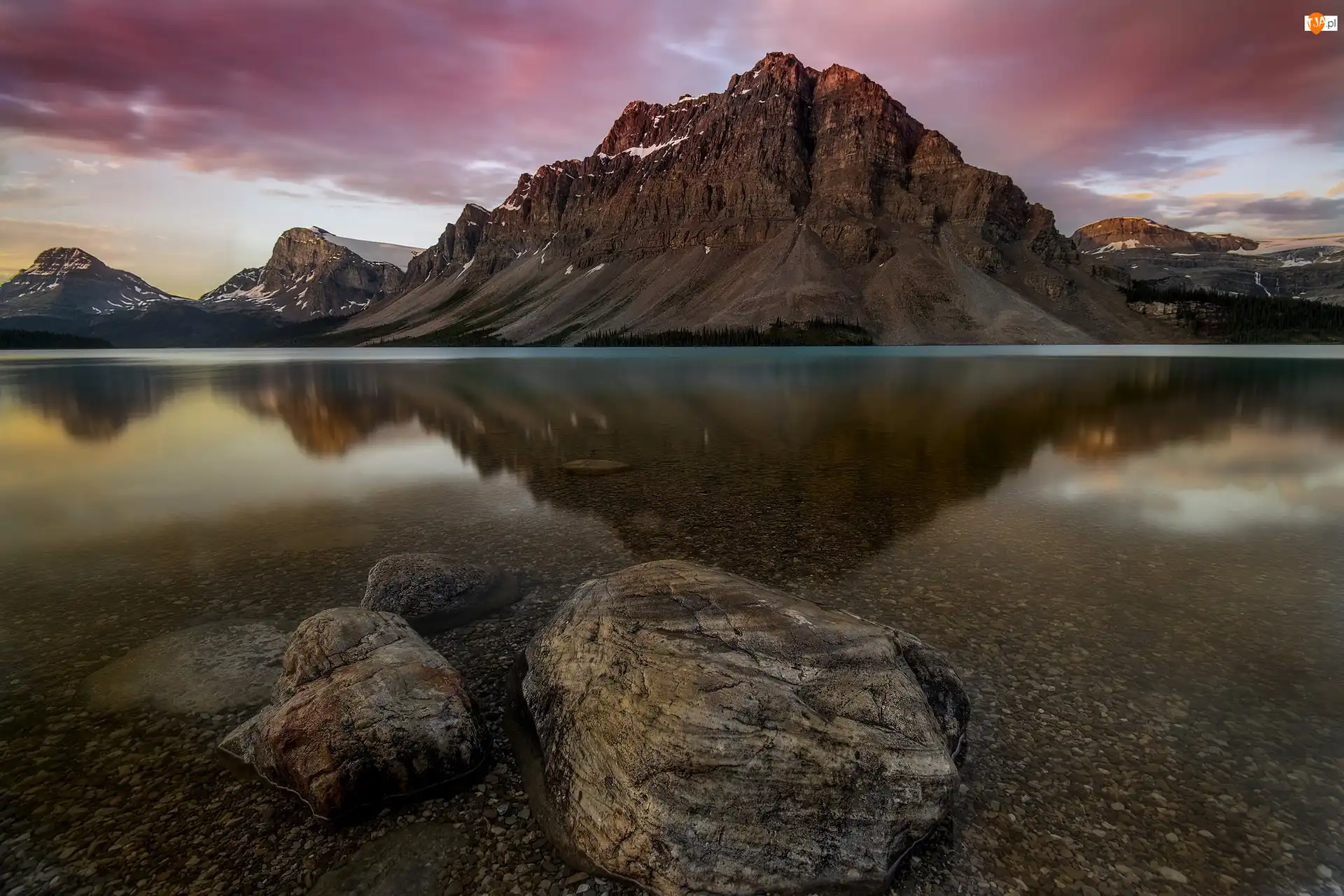 Kanada, Park Narodowy Banff, Jezioro Bow Lake, Kamienie, Góry, Prowincja Alberta, Odbicie, Góra Crowfoot Mountain