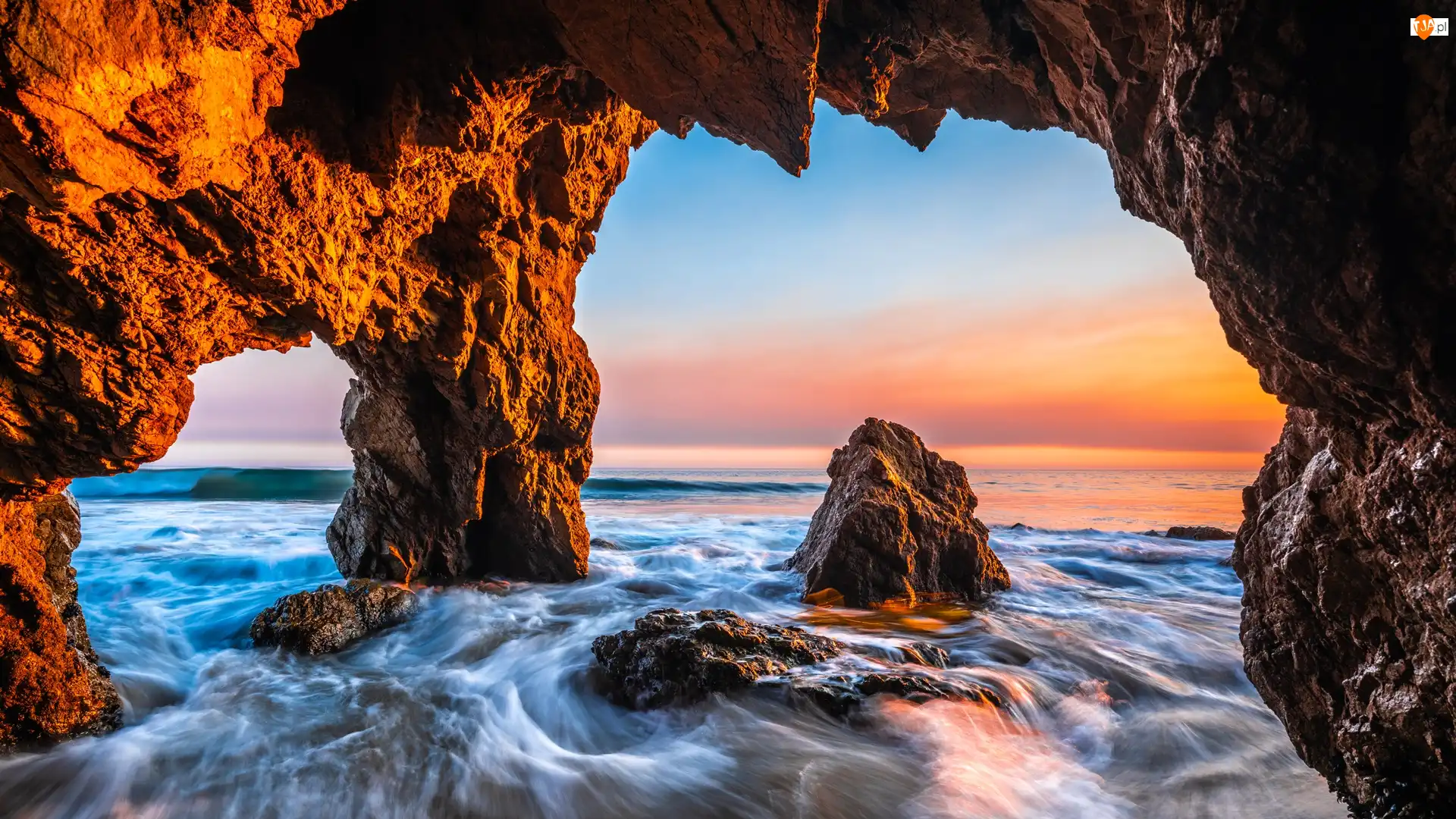 Stany Zjednoczone, Malibu, Hrabstwo Los Angeles, Zachód słońca, Fale, Morze, Plaża El Matador Beach, Jaskinia, Skały, Kalifornia