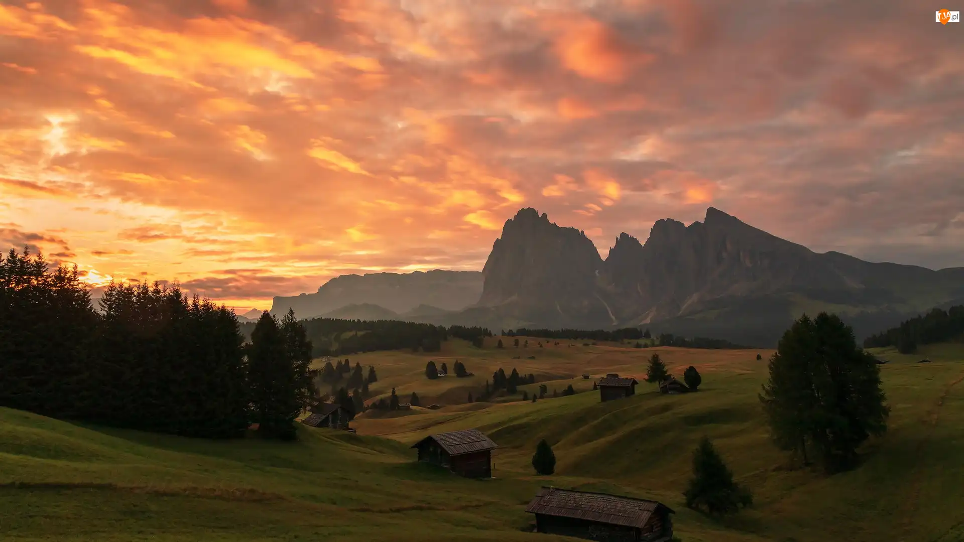 Dolina, Drzewa, Zachód słońca, Drewniane, Dolomity, Chmury, Val Gardena, Góry, Domy, Płaskowyż Seiser Alm, Włochy