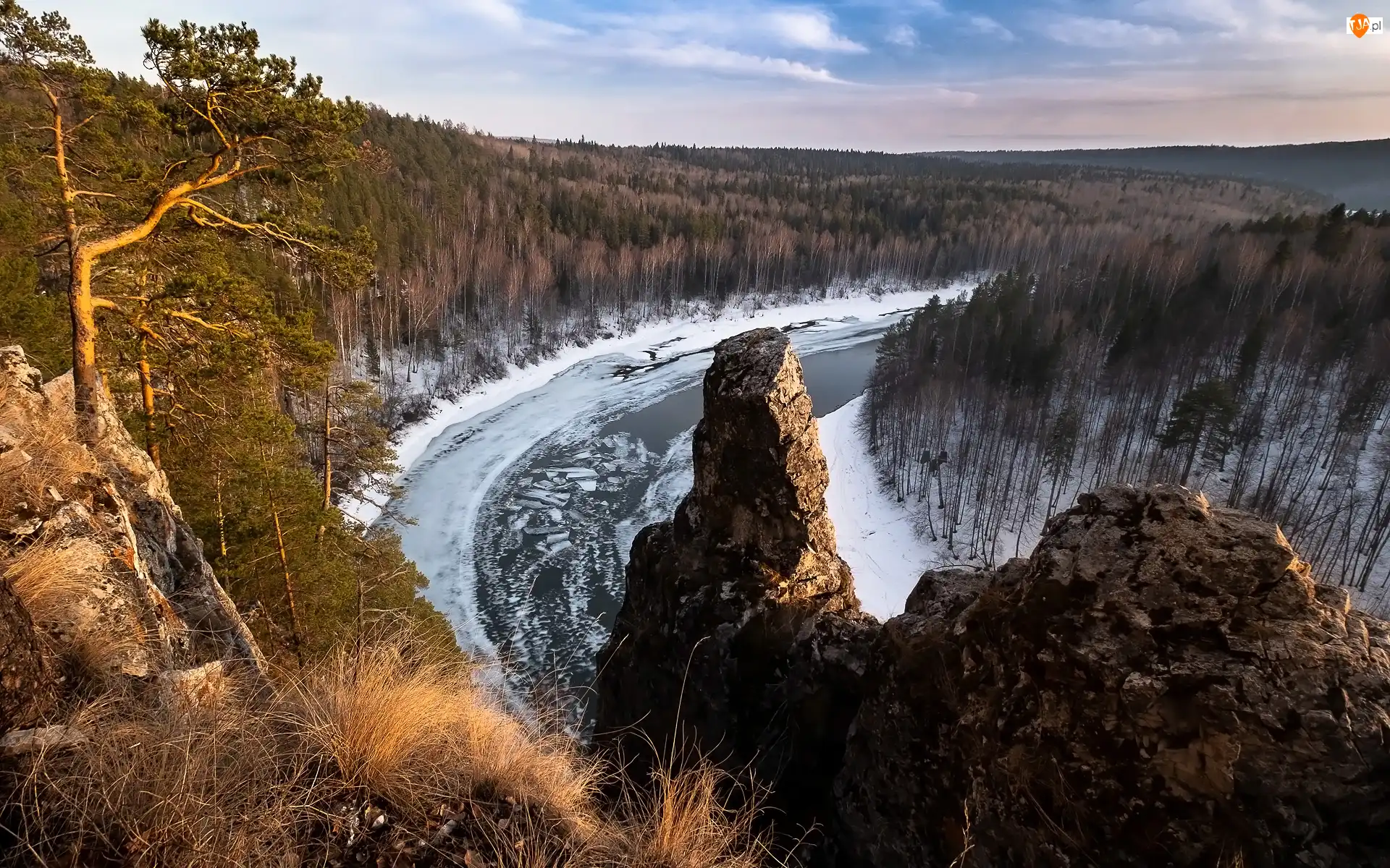 Śnieg, Rzeka Czusowaja, Skały, Rosja, Drzewa, Trawa