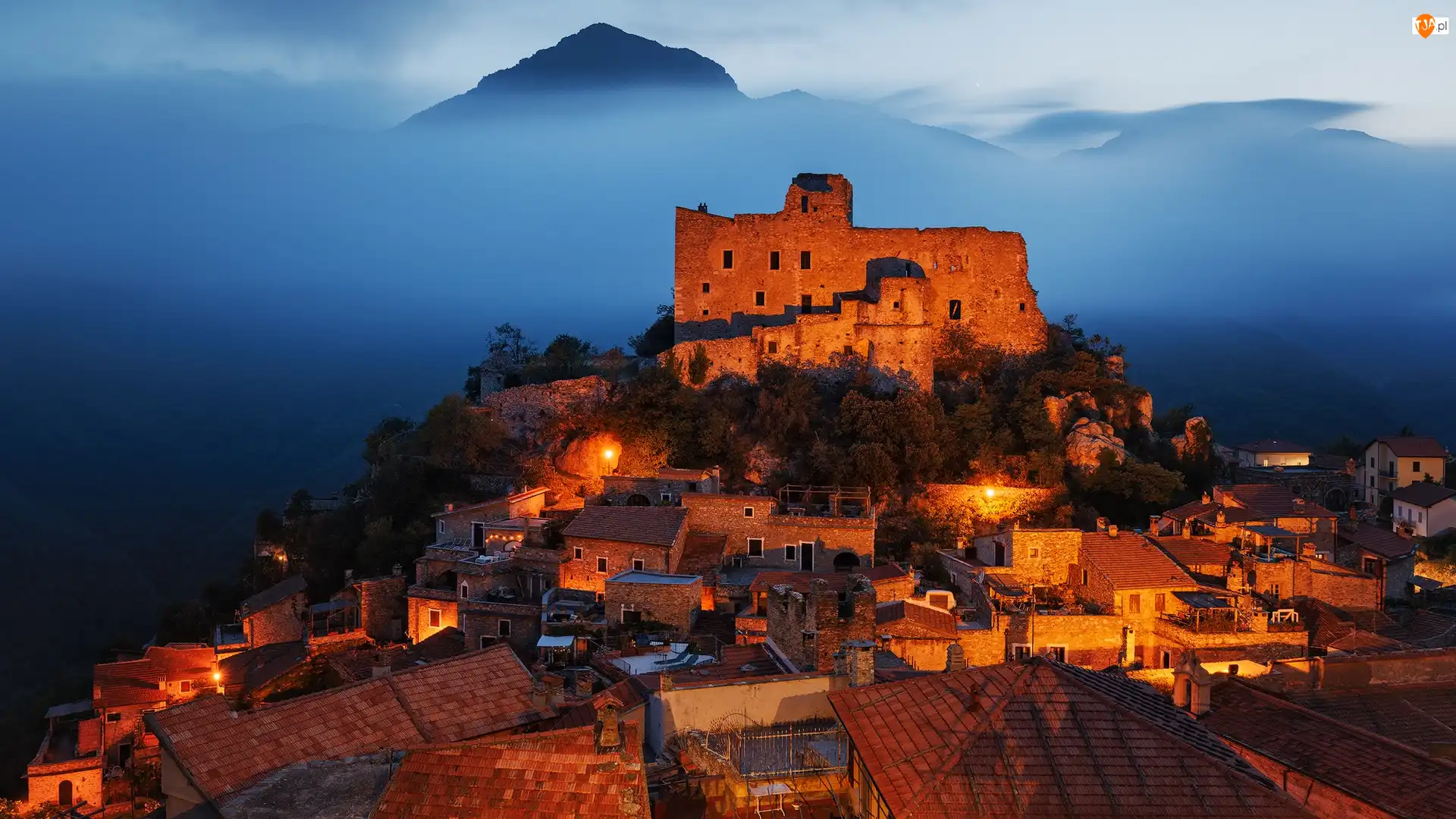 Domy, Włochy, Ruiny, Oświetlone, Toskania, Castelvecchio Pascoli, Mgła, Castelvecchio di Rocca Barbena
