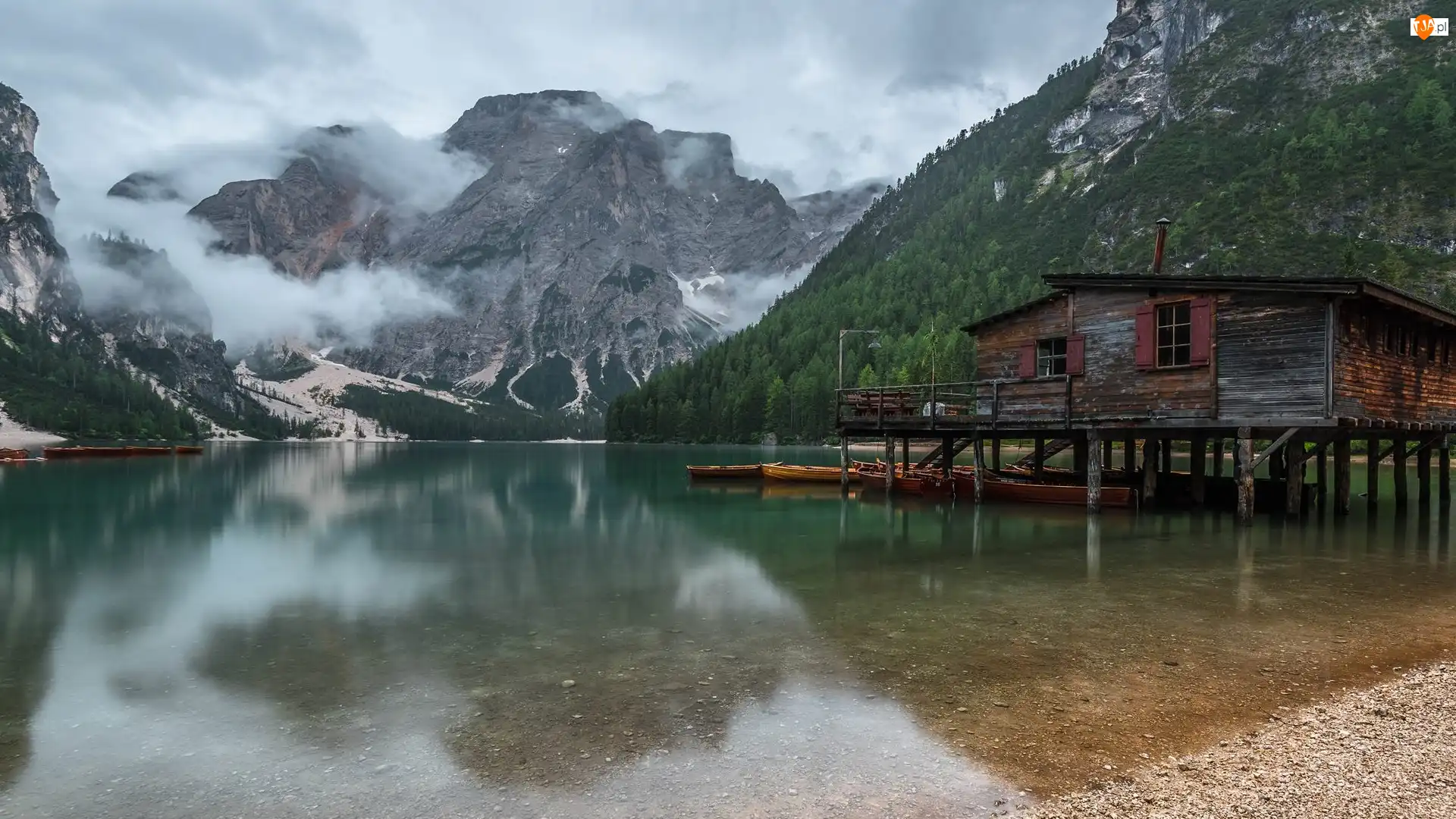 Dolomity, Włochy, Drewniany, Góry, Łódki, Drzewa, Południowy Tyrol, Jezioro, Domek, Lasy, Chmury, Lago di Braies, Pragser Wildsee