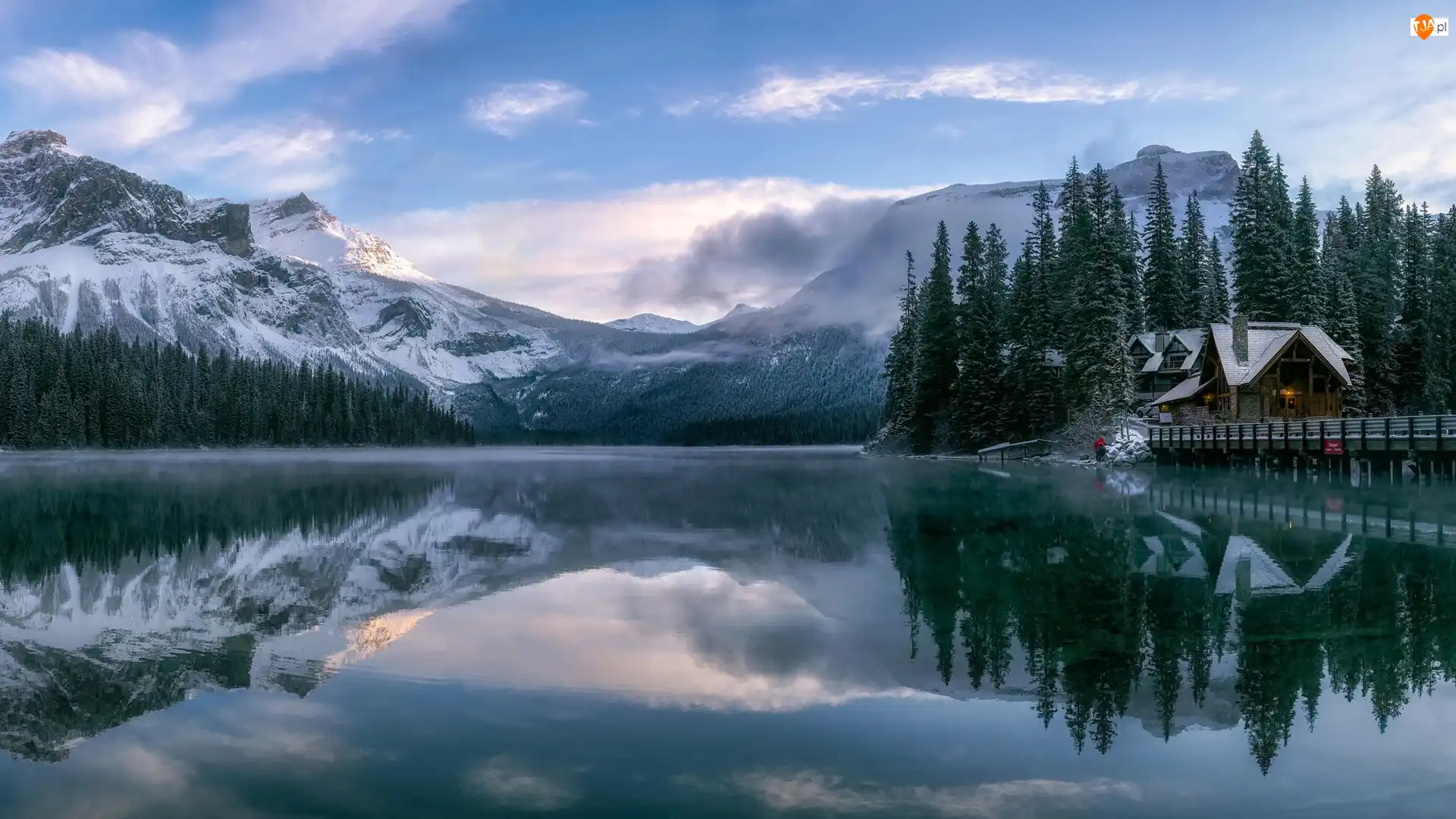 Dom, Góry, Chmury, Las, Jezioro, Prowincja Kolumbia Brytyjska, Most, Park Narodowy Yoho, Drzewa, Emerald Lake, Kanada