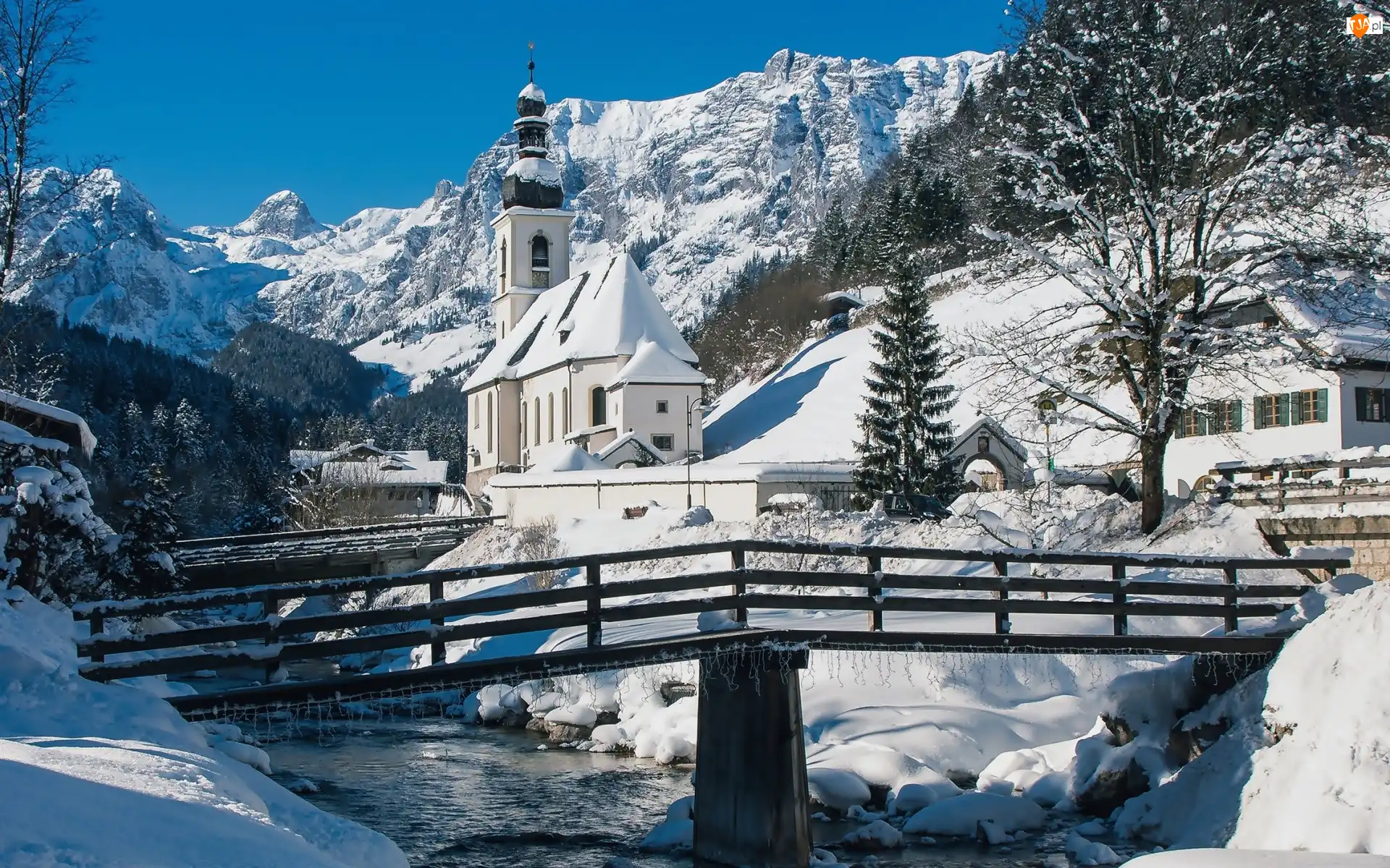 Zima, Bawaria, Most, Kościół św. Sebastiana, Rzeka Ramsauer Ache, Park Narodowy Berchtesgaden, Ramsau bei Berchtesgaden, Niemcy, Góry Alpy