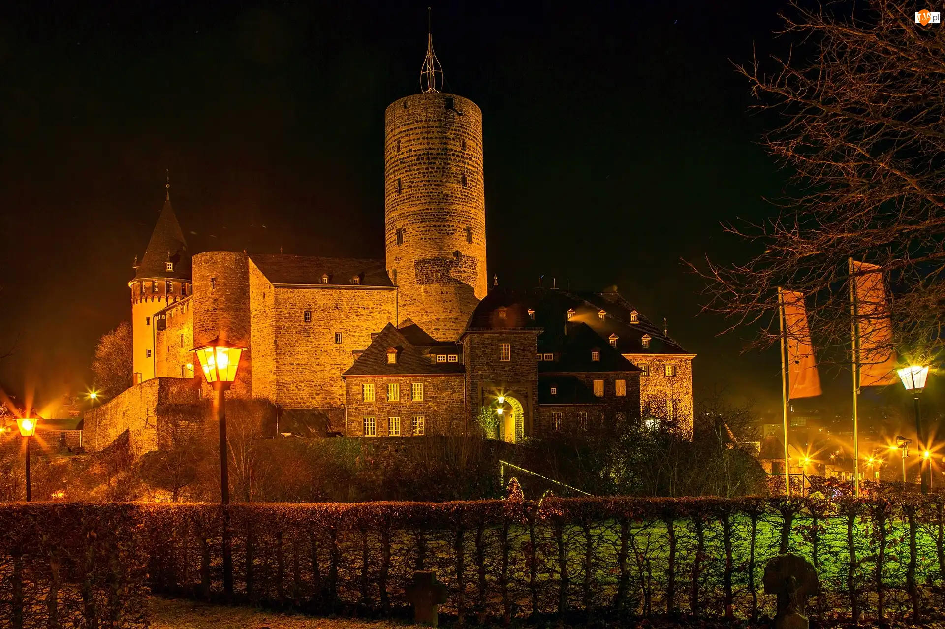 Zamek Genovevaburg, Oświetlony, Miasto Mayen, Noc, Genoveva Castle, Niemcy