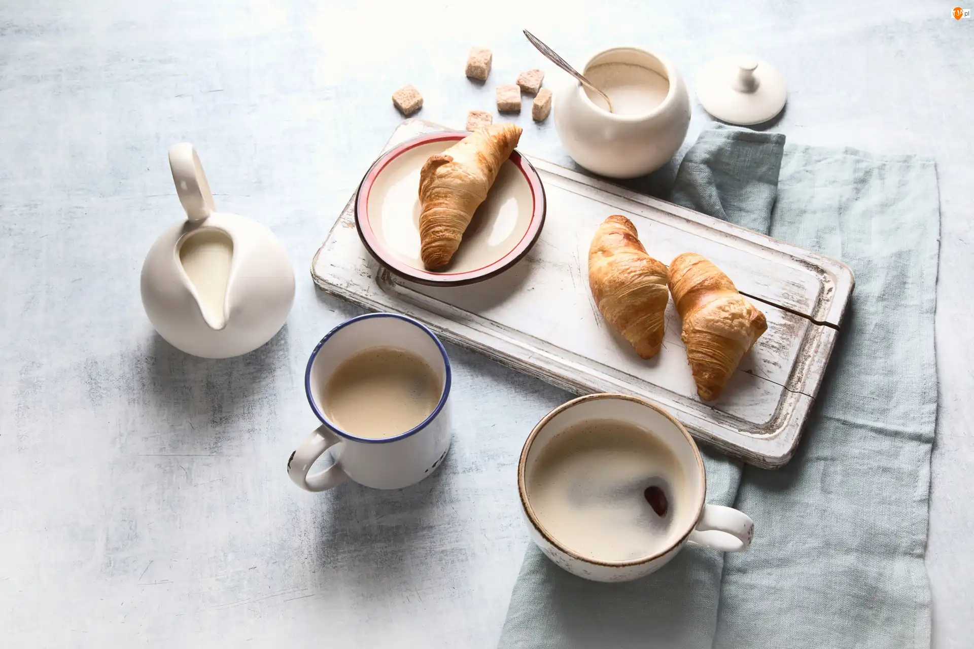 Rogaliki, Dzbanuszek, Filiżanka, Serwetka, Kawa, Kubek, Cukierniczka, Śniadanie, Deska, Croissanty, Kompozycja