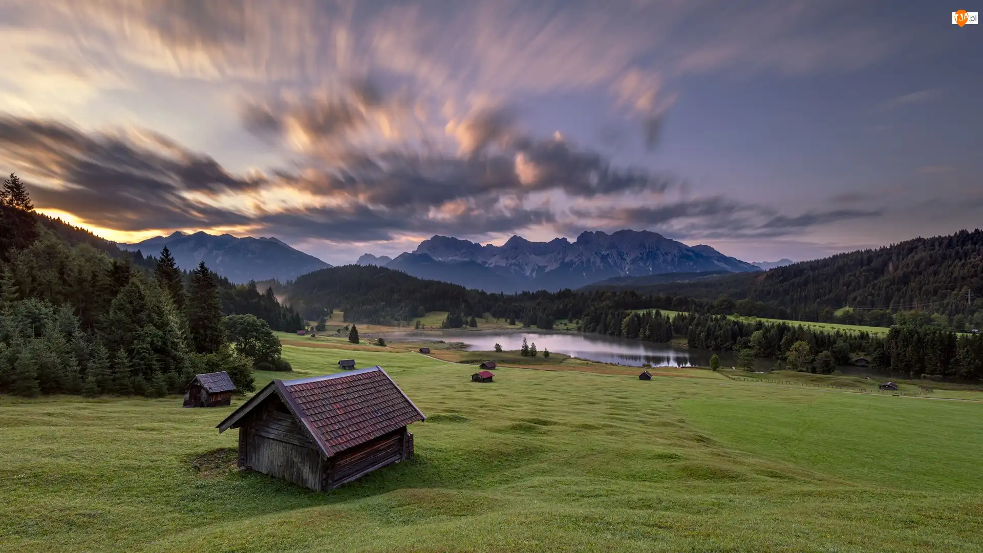 Drzewa, Domek, Miejscowość Krun, Wschód słońca, Jezioro Geroldsee, Bawaria, Drewniany, Góry Karwendel, Chmury, Las, Niemcy