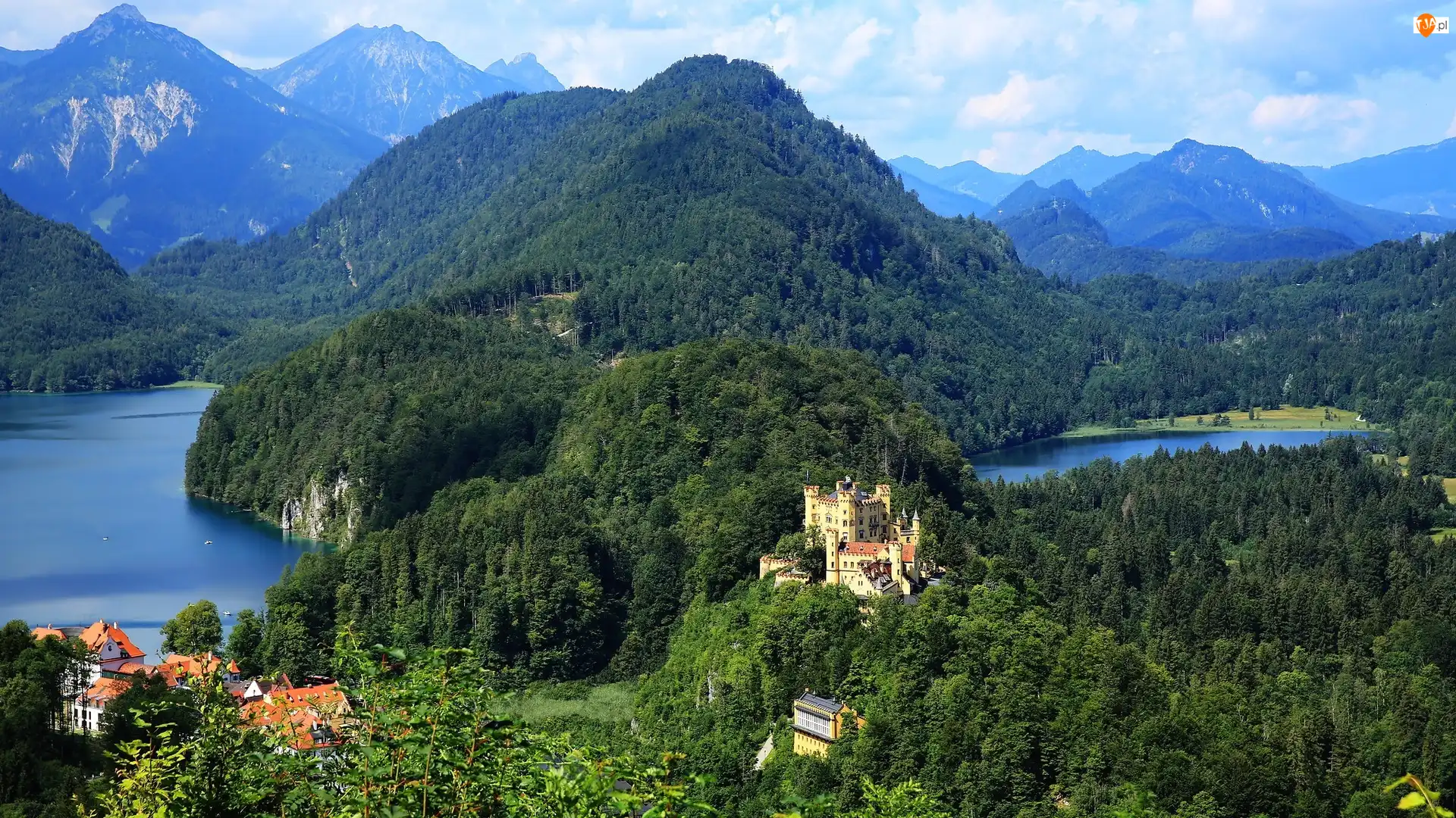 Zamek Hohenschwangau, Lasy, Jezioro Alpsee, Bawaria, Drzewa, Jezioro Schwan, Niemcy, Góry