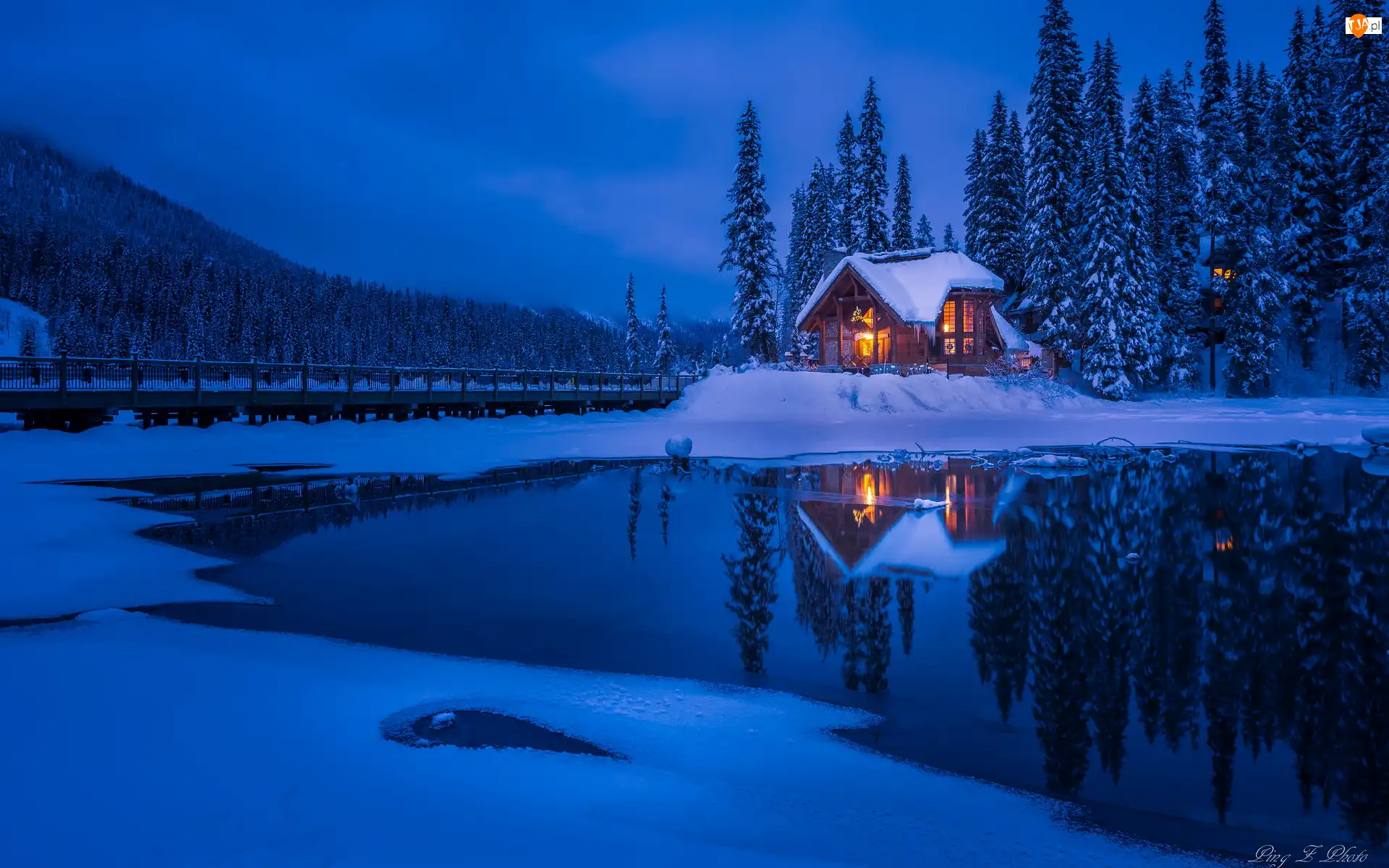Las, Jezioro Emerald Lake, Góry, Kanada, Drzewa, Park Narodowy Yoho, Śnieg, Most, Zima, Lód, Dom, Prowincja Kolumbia Brytyjska