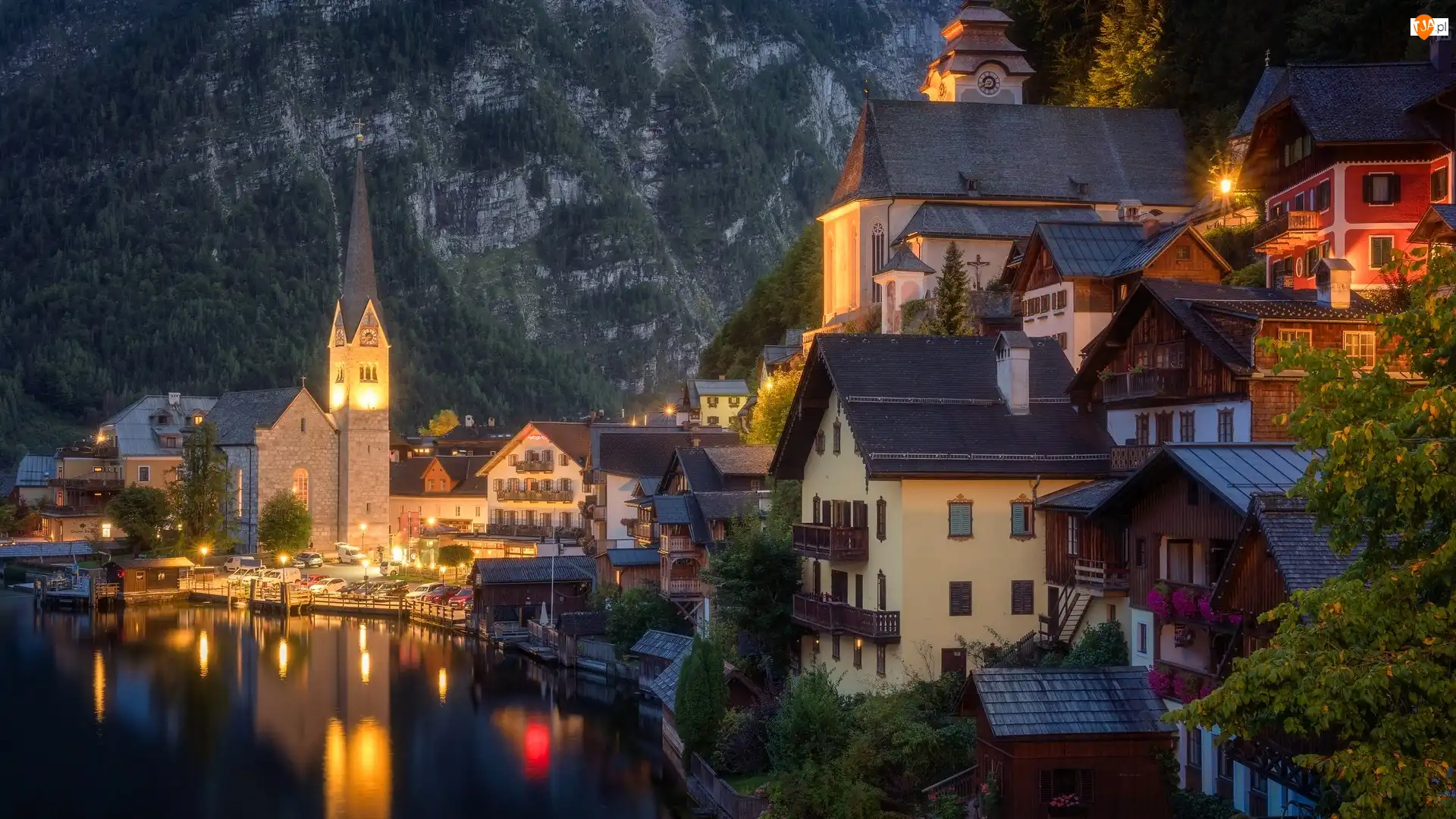 Oświetlone, Domy, Austria, Jezioro Hallstattersee, Hallstatt, Kościół, Góry