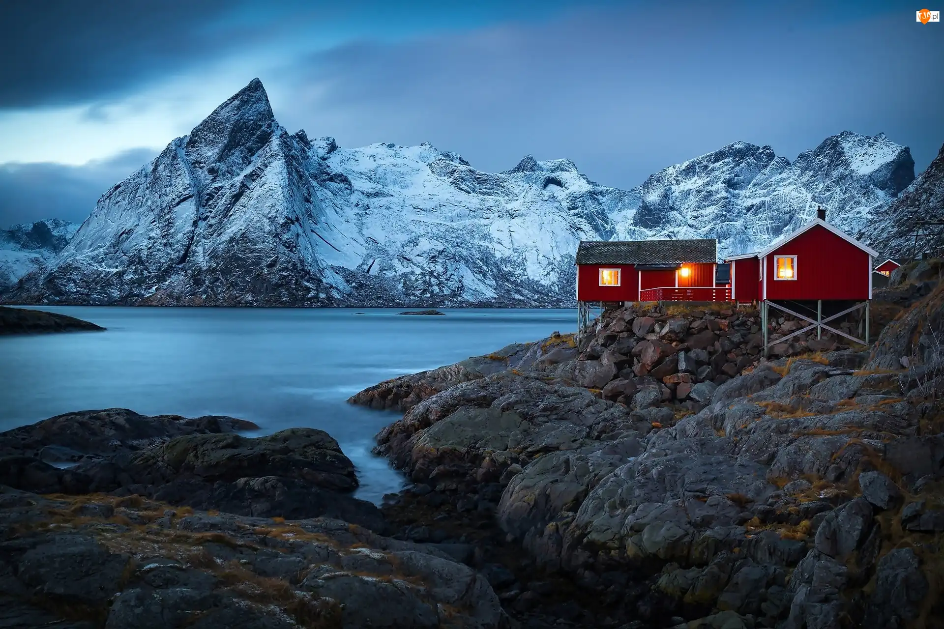 Lofoty, Wyspa Moskenesøya, Skały, Norwegia, Góry, Domy, Wioska Hamnøy