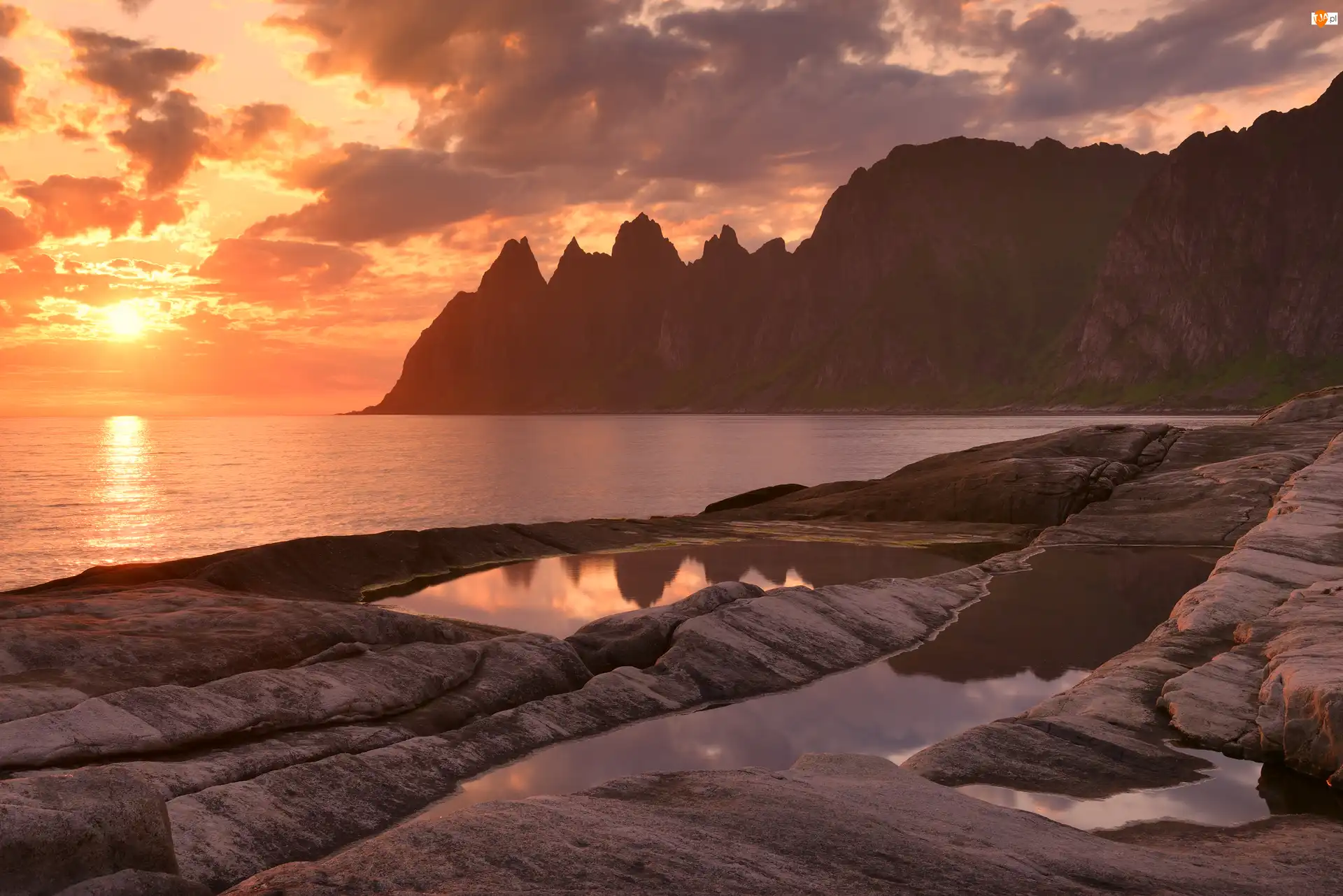 Morze, Wyspa, Norwegia, Zachód słońca, Skały, Góry, Senja