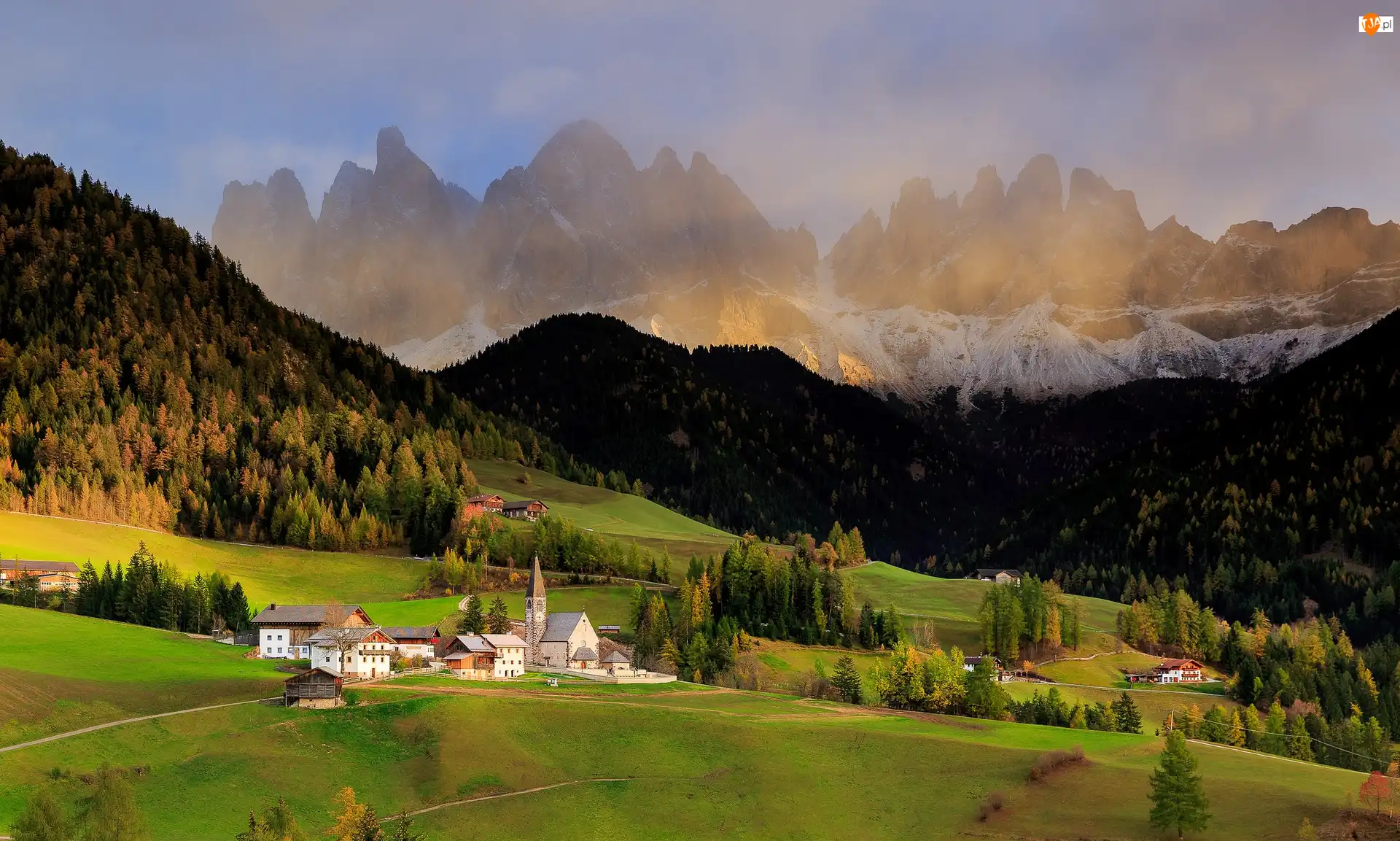 Góry, Lasy, Kościół, Drzewa, Wieś Santa Maddalena, Mgła, Dolomity, Włochy, Domy, Dolina Val di Funes, Chmury