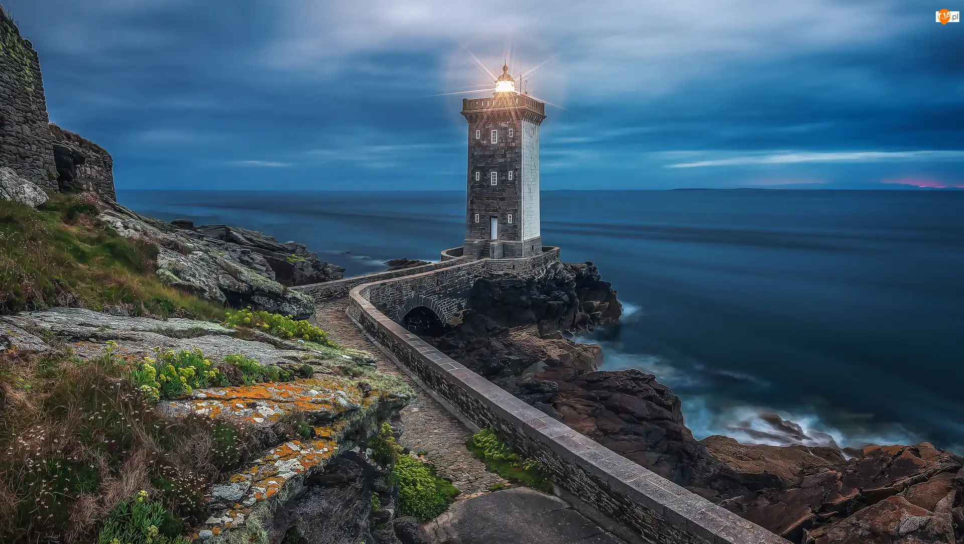 Kermorvan lighthouse, Skały, Francja, Latarnia morska, Gmina Conquet, Morze, Rośliny