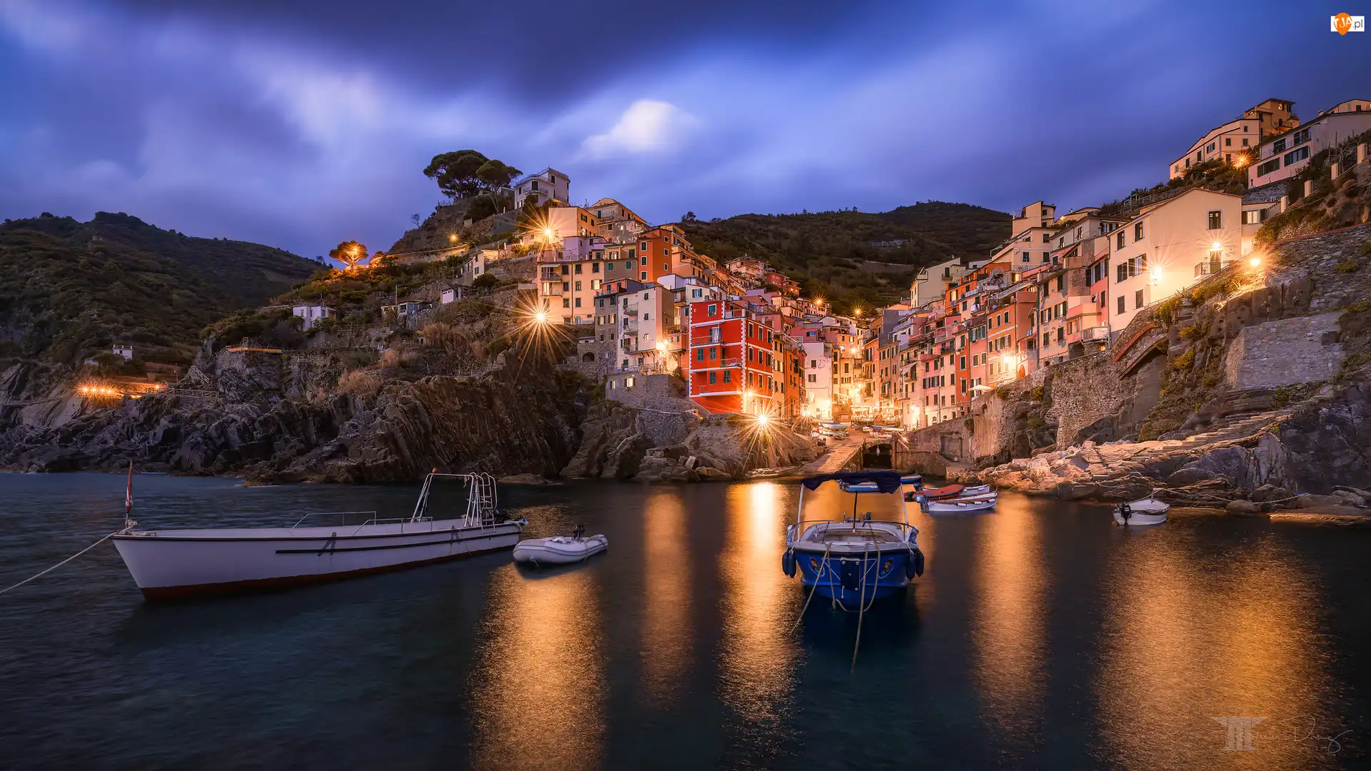 Góry, Riomaggiore, Łódki, Światła, Cinque Terre, Domy, Zmrok, Włochy