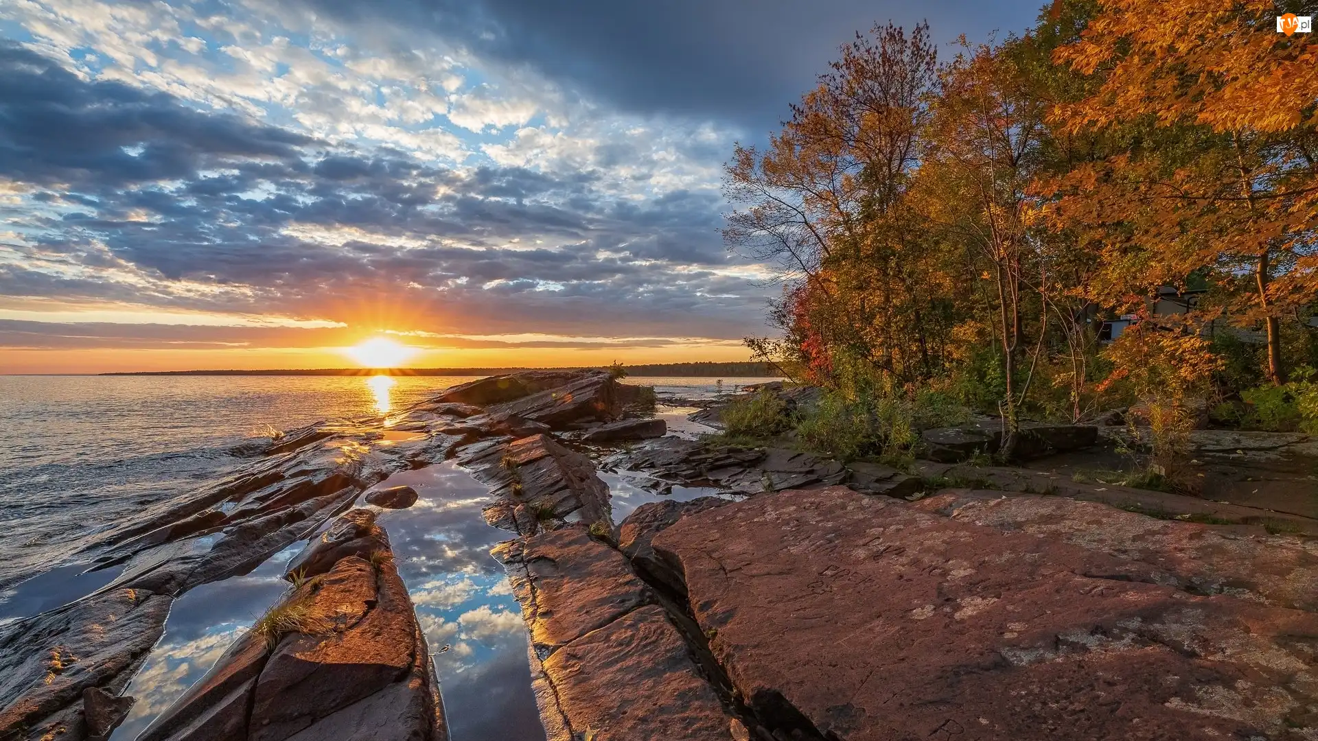 Wschód słońca, Stan Michigan, Superior Lake, Poranek, Jezioro, Skały, Drzewa, Stany Zjednoczone, Jesień