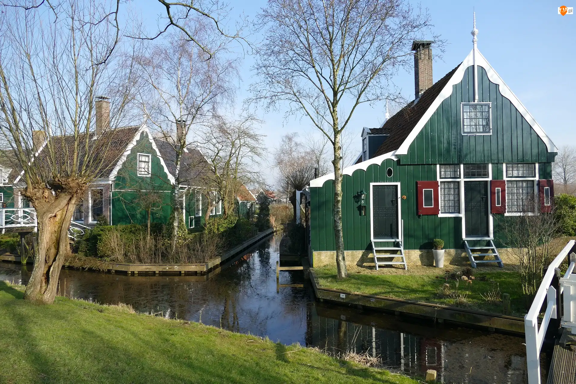 Drzewa, Domy, Skansen, Holandia, Kanał wodny, Zaanse Schans