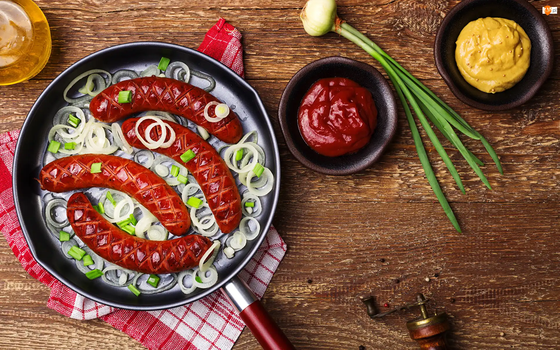 Deski, Patelnia, Ścierka, Szczypiorek, Oliwa, Cebulka, Musztarda, Kiełbasa pieczona, Keczup