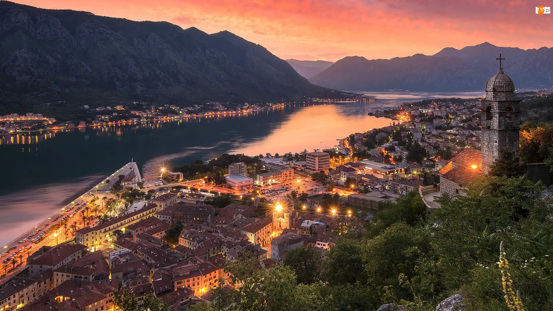 Góry, Miasto Kotor, Morze, Oświetlone, Czarnogóra, Zachód słońca, Domy Zdjęcie miasta, Zatoka Kotorska