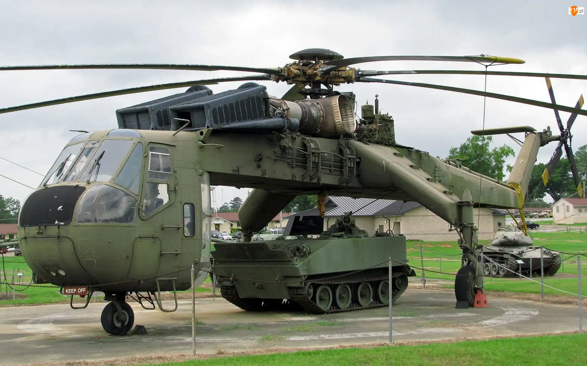 Plac, Czołgi, Pas, Helikopter