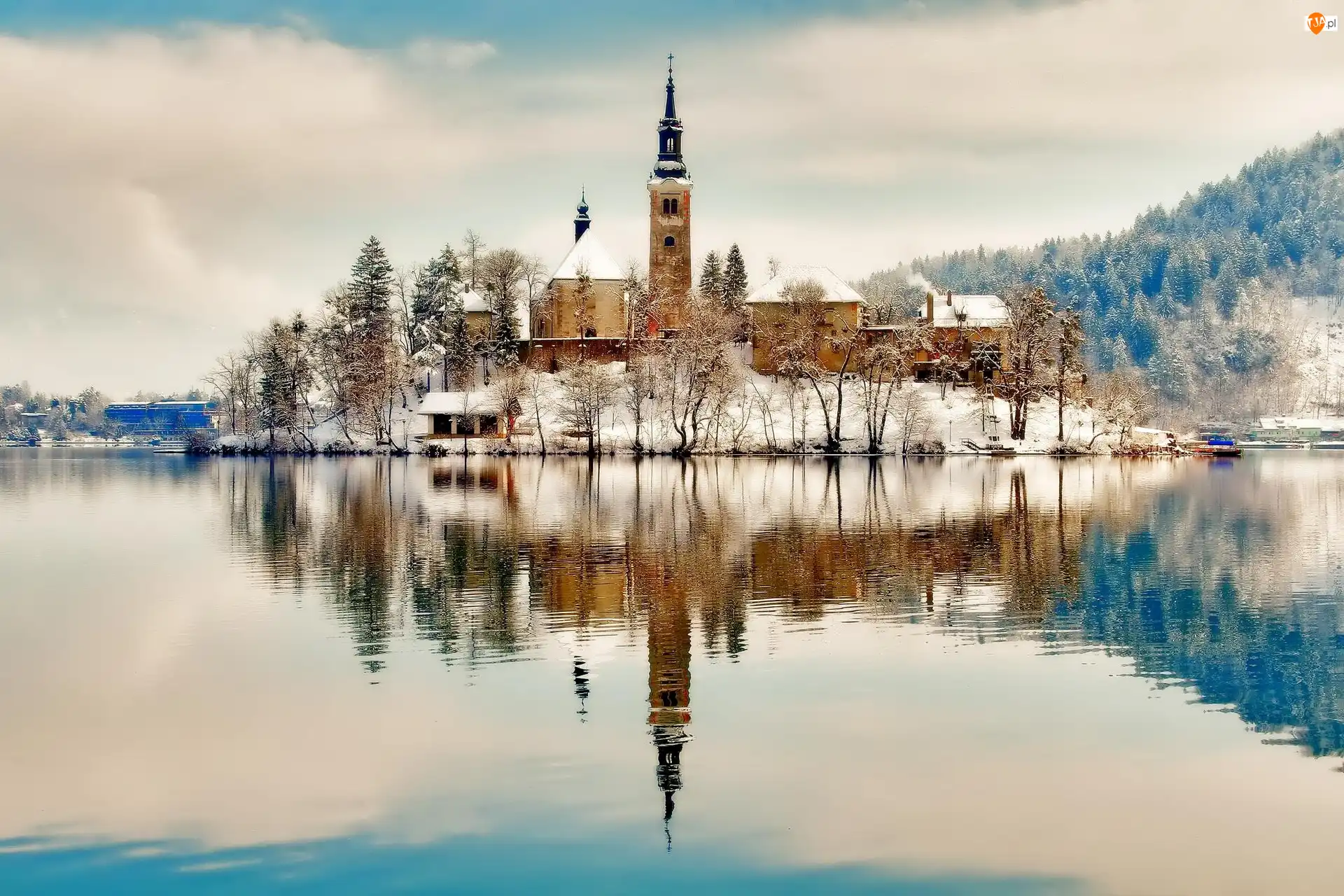 Zima, Kościół, Jezioro