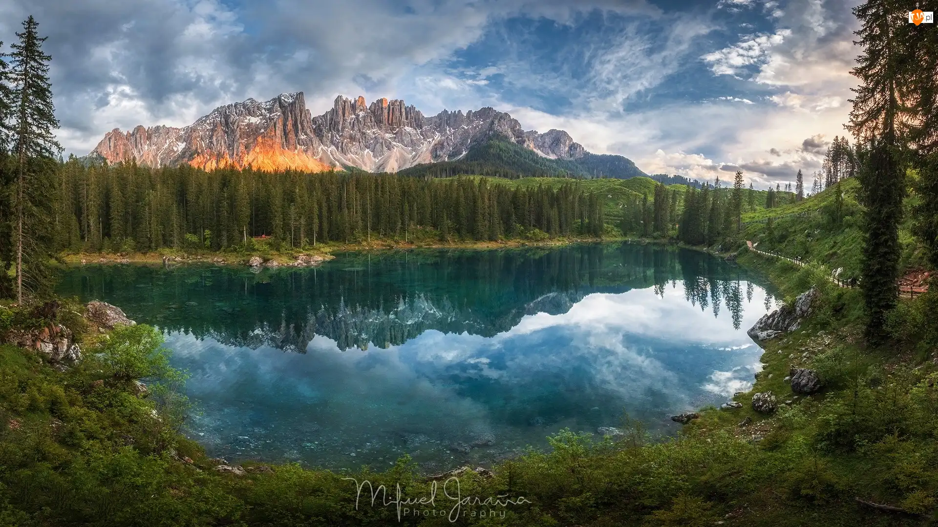 Alpy, Las, Odbicie, Drzewa, Lago di Carezza, Południowy Tyrol, Dolomity, Jezioro, Chmury, Góry, Włochy