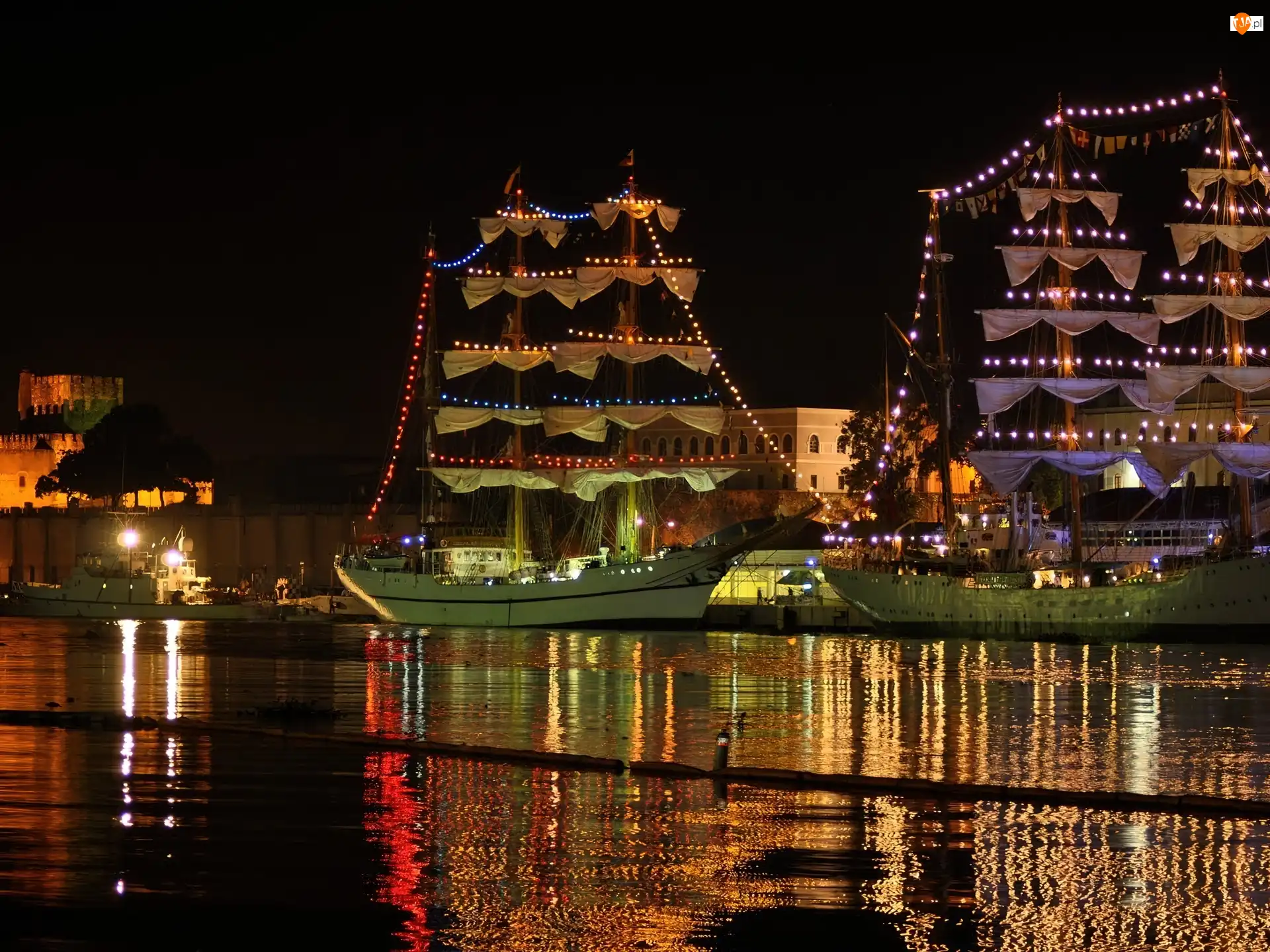 Żaglowce, Port, Oświetlone