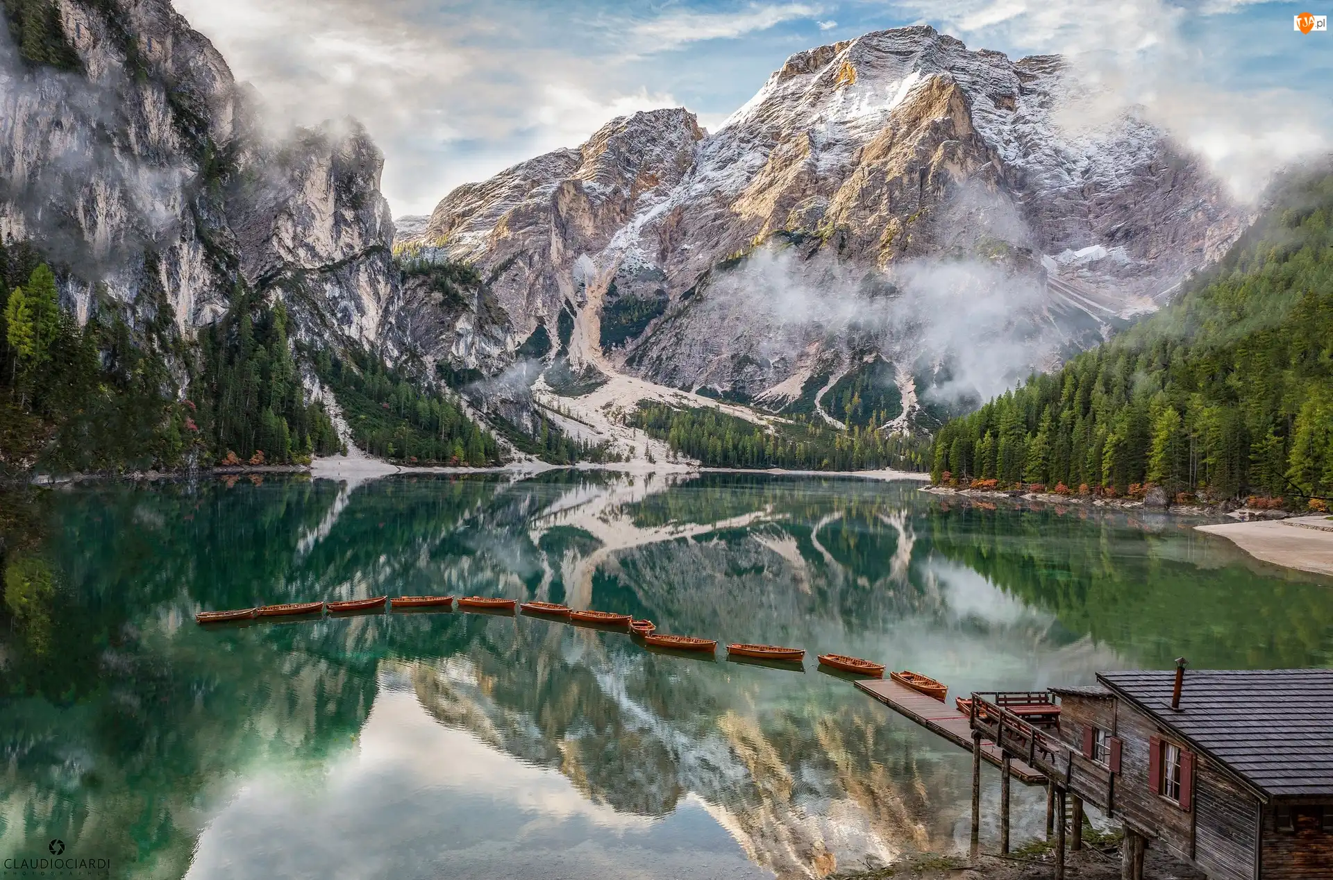 Chmury, Jezioro, Łódki, Dolomity, Domek, Pragser Wildsee, Lago di Braies, Włochy, Góry