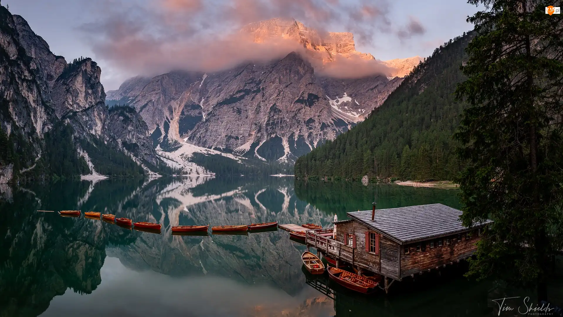 Chmury, Jezioro Pragser Wildsee, Łódki, Drewniany, Domek, Lago di Braies, Góry Dolomity, Włochy, Pomost