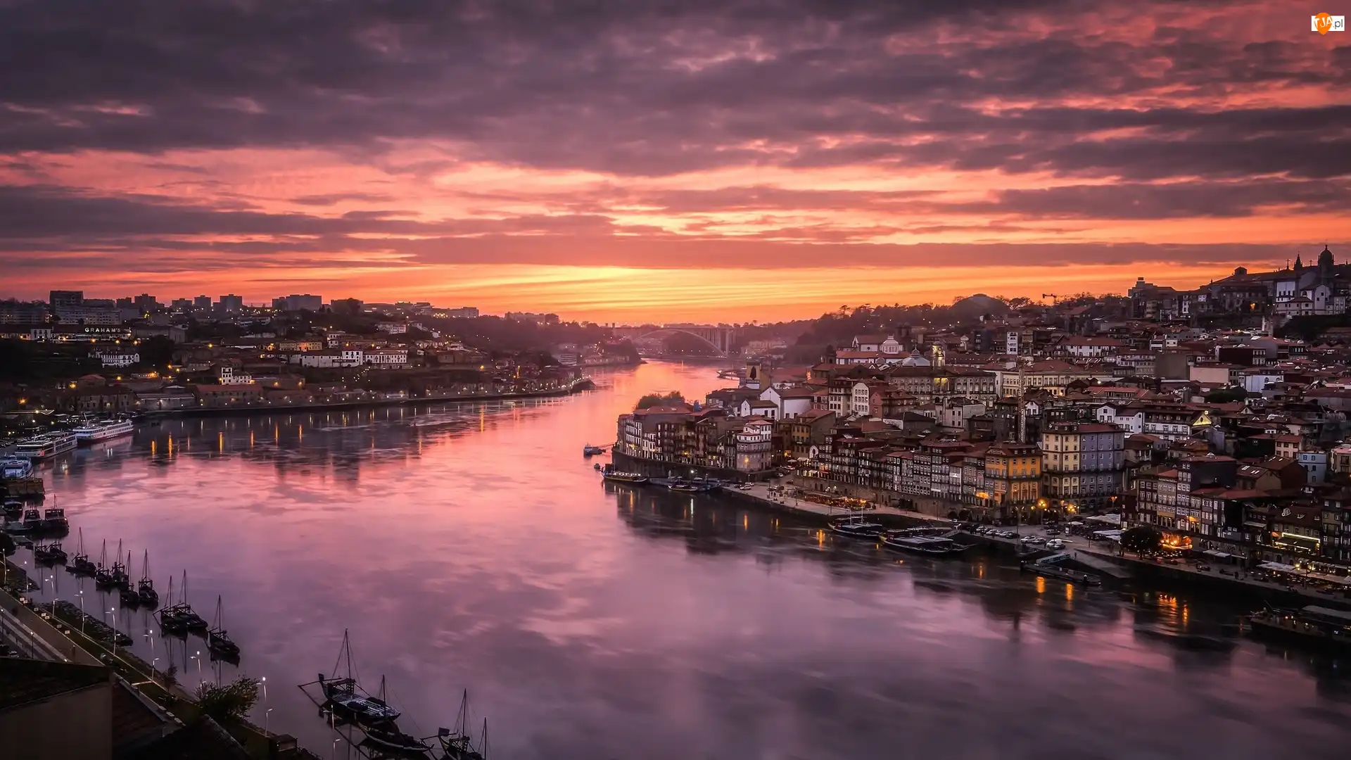 Domy, Wschód słońca, Rzeka Duero, Miasto Porto, Portugalia