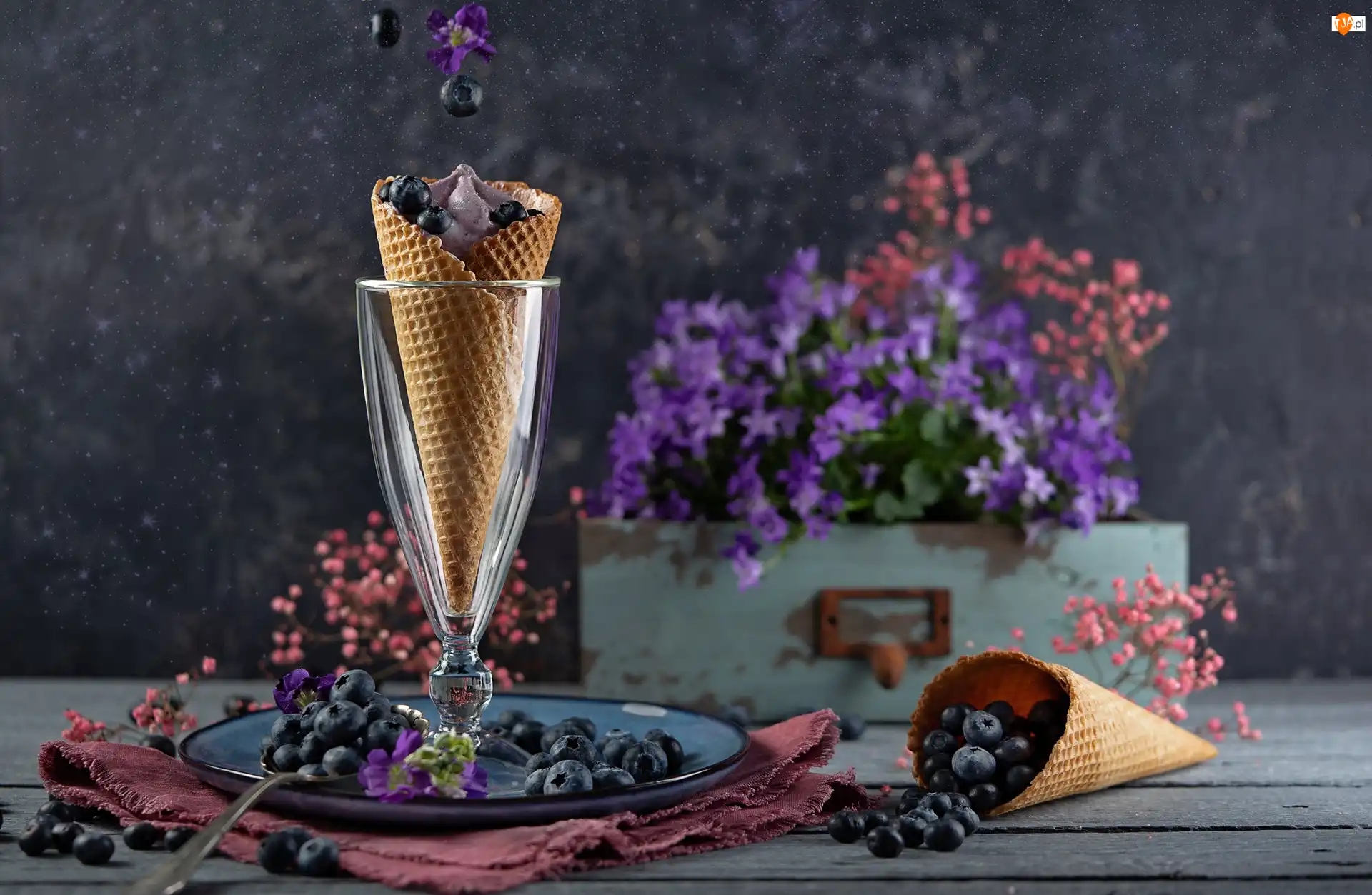 Jagody, Kieliszek, Kompozycja, Talerz, Kwiaty, Pudełko, Rożek waflowy