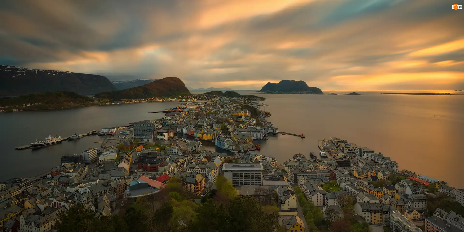 Alesund, Region More og Romsdal, Chmury, Norwegia, Morze Norweskie, Domy, Góry