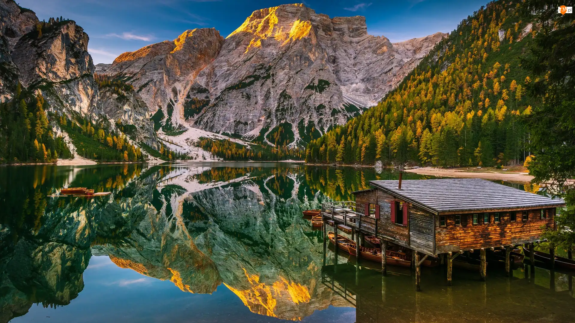 Przystań, Jezioro Pragser Wildsee, Łódki, Drewniany, Domek, Lago di Braies, Góry Dolomity, Włochy, Pomost