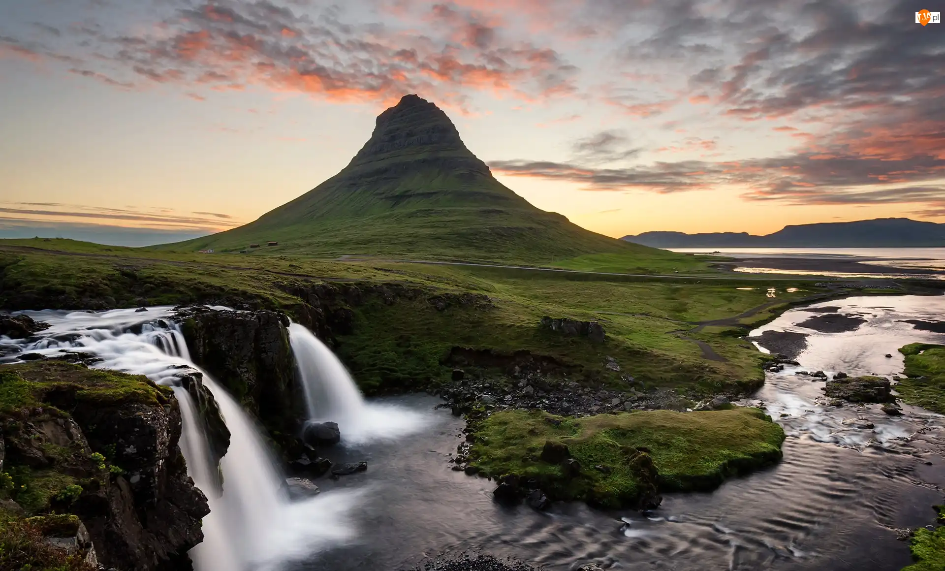 Góra Kirkjufell, Chmury, Półwysep Snaefellsnes, Islandia, Wodospad Kirkjufellsfoss
