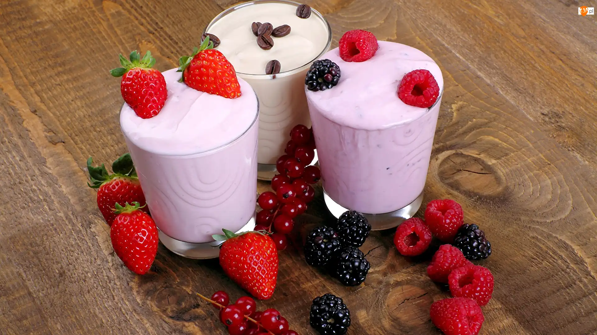 Jeżyny, Jogurt, Maliny, Szklanki, Owoce, Porzeczki, Owoce, Truskawki