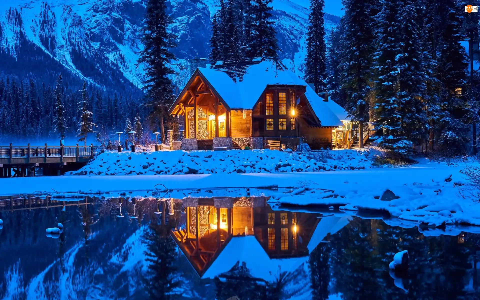 Oświetlony, Zima, Drzewa, Emerald Lake, Kolumbia Brytyjska, Kanada, Góry, Park Narodowy Yoho, Jezioro, Dom