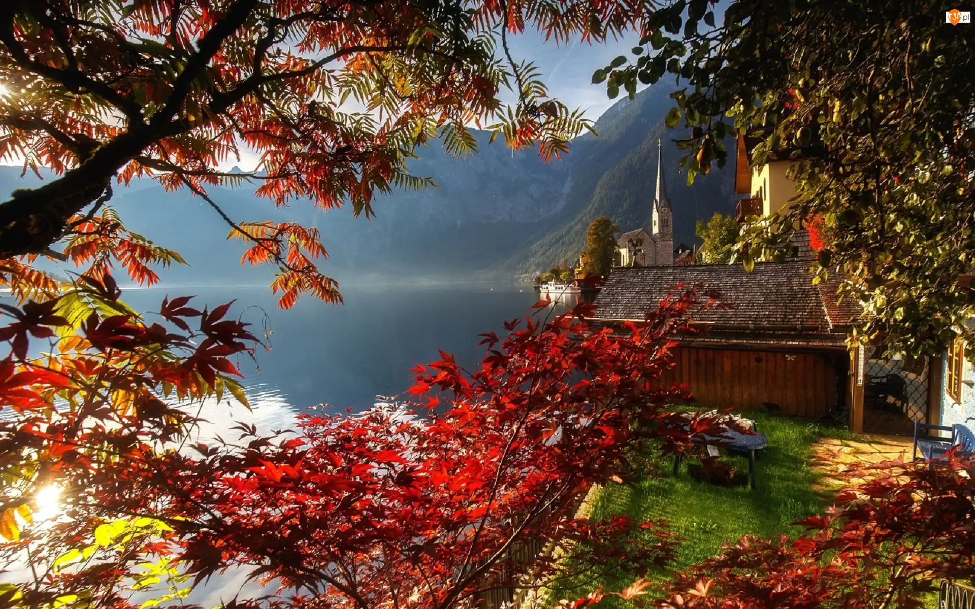 Drzewa, Hallstatt, Jesień, Domy, Kościół, Góry, Alpy Salzburskie, Austria, Jezioro Hallstattersee