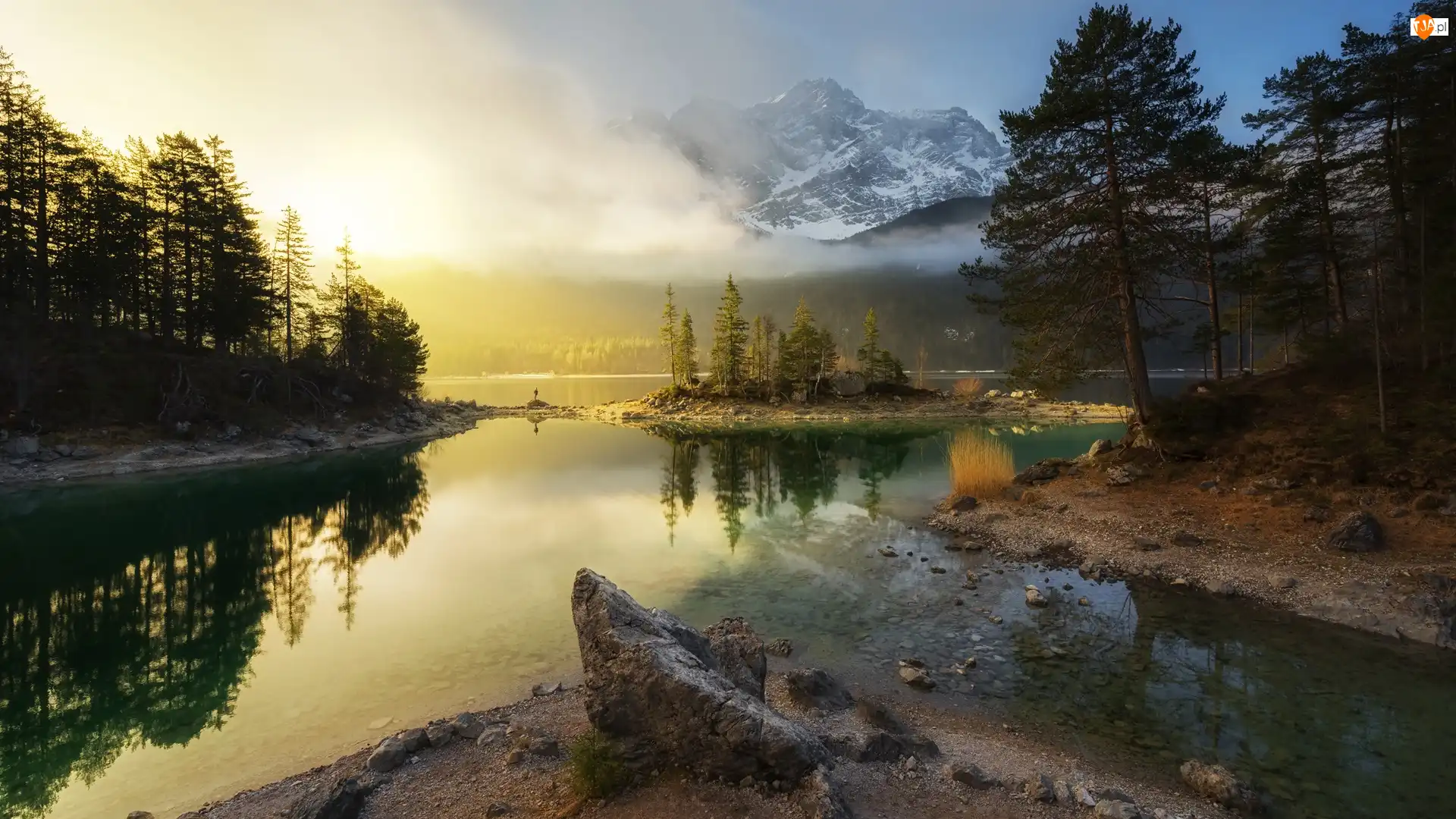 Wschód słońca, Bawaria, Mgła, Las, Drzewa, Góry Wettersteingebirge, Szczyt Zugspitze, Niemcy, Jezioro Eibsee