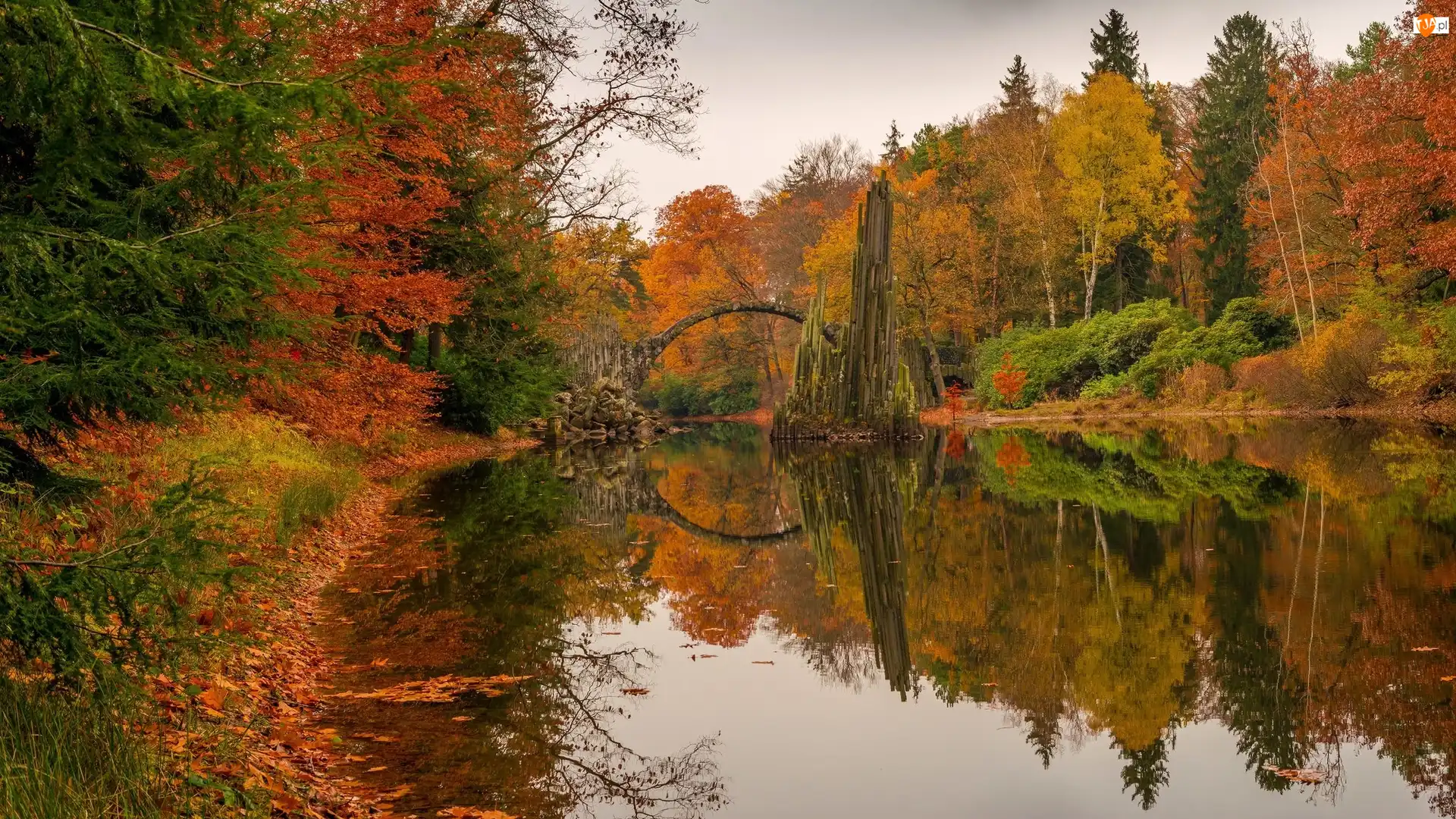 Drzewa, Saksonia, Jesień, Most Diabła, Jezioro Rakotz, Park Rododendronów Kromlau, Kamienny, Niemcy, Most łukowy