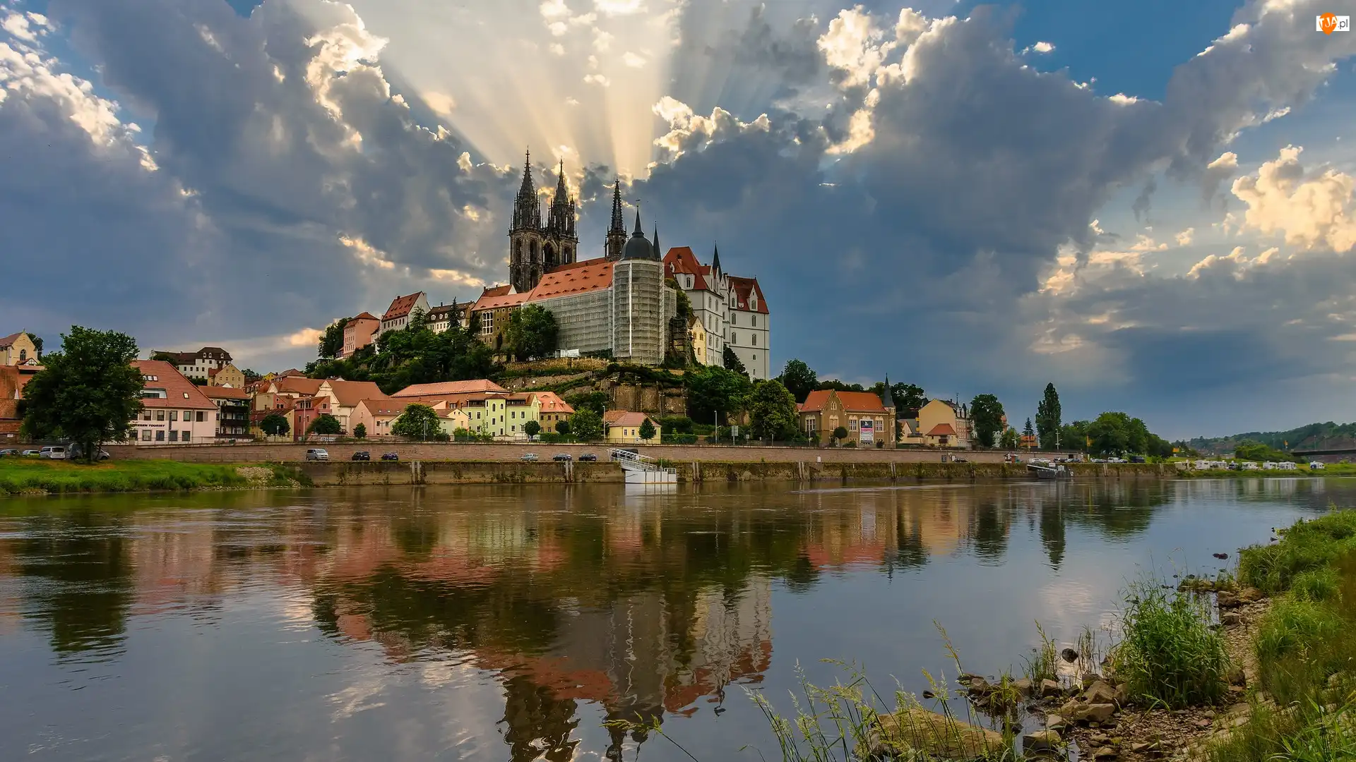 Zamek Albrechtsburg, Domy, Niemcy, Rzeka Łaba, Miśnia, Drzewa, Chmury