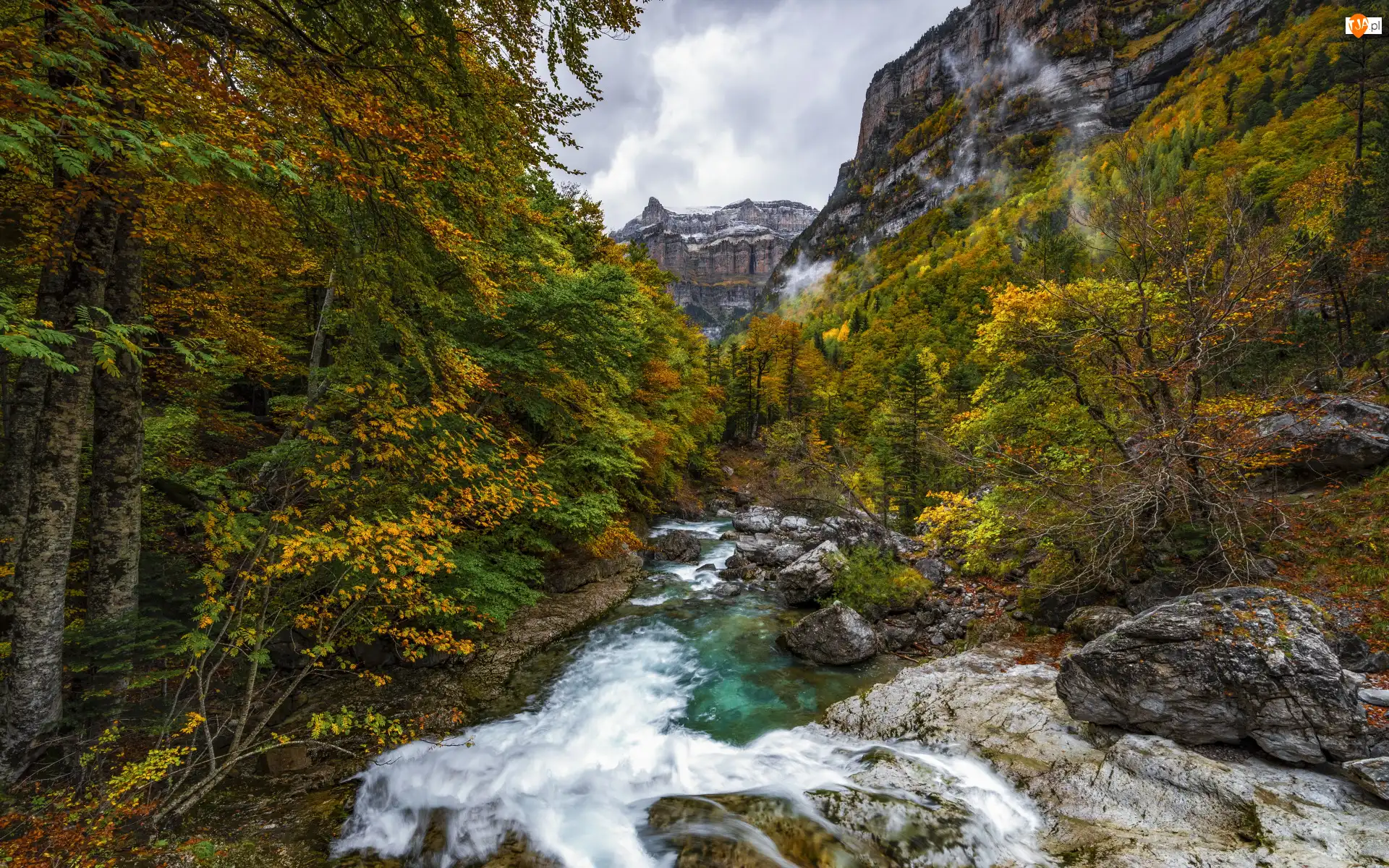Strumień, Valle de Ordesa, Liście, Góry, Kamienie, Hiszpania, Jesień, Skały, Park Narodowy de Ordesa y Monte Perdido, Las, Drzewa, Niebo