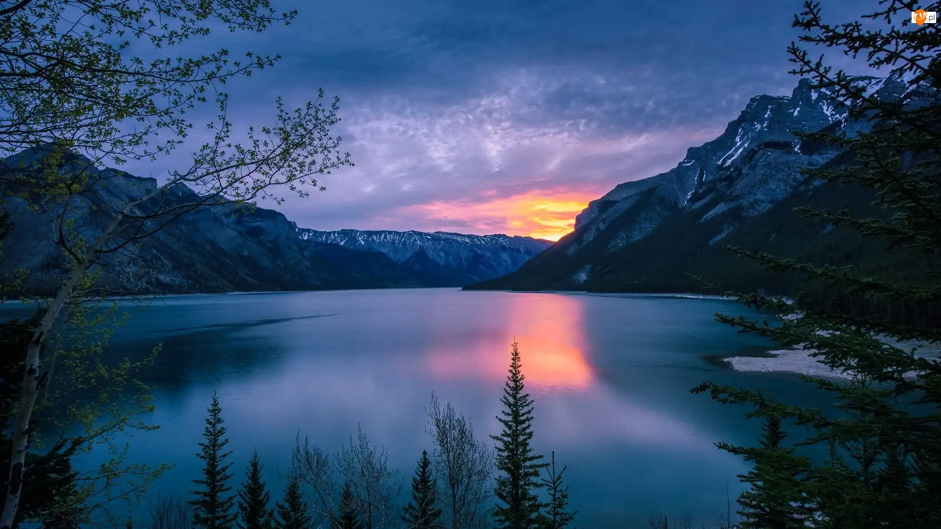 Jezioro Minnewanka, Wschód Słońca, Prowincja Alberta, Kanada, Góry