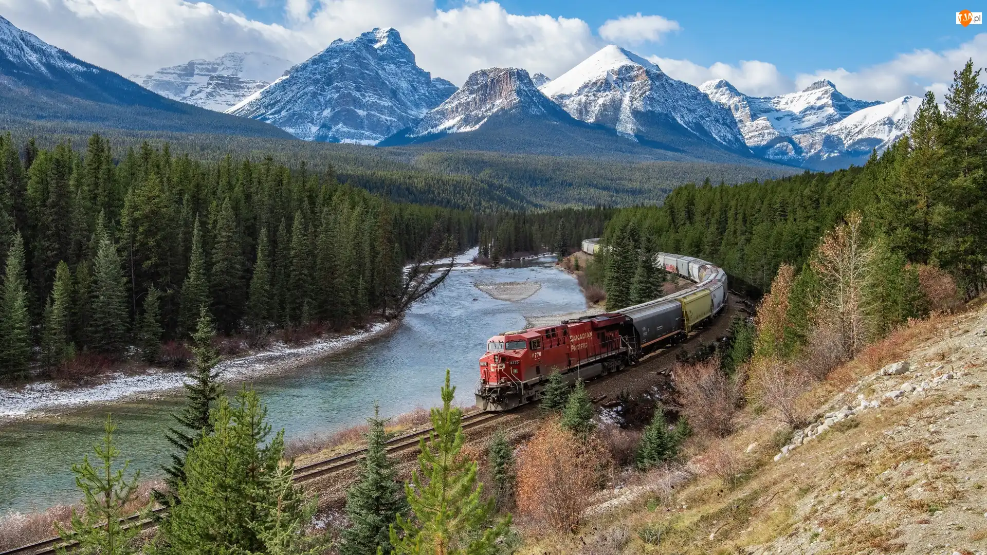 Pociąg, Ośnieżone, Park Narodowy Banff, Kanada, Chmury, Góry Skaliste, Las, Bow River, Szczyty, Drzewa, Rzeka, Alberta
