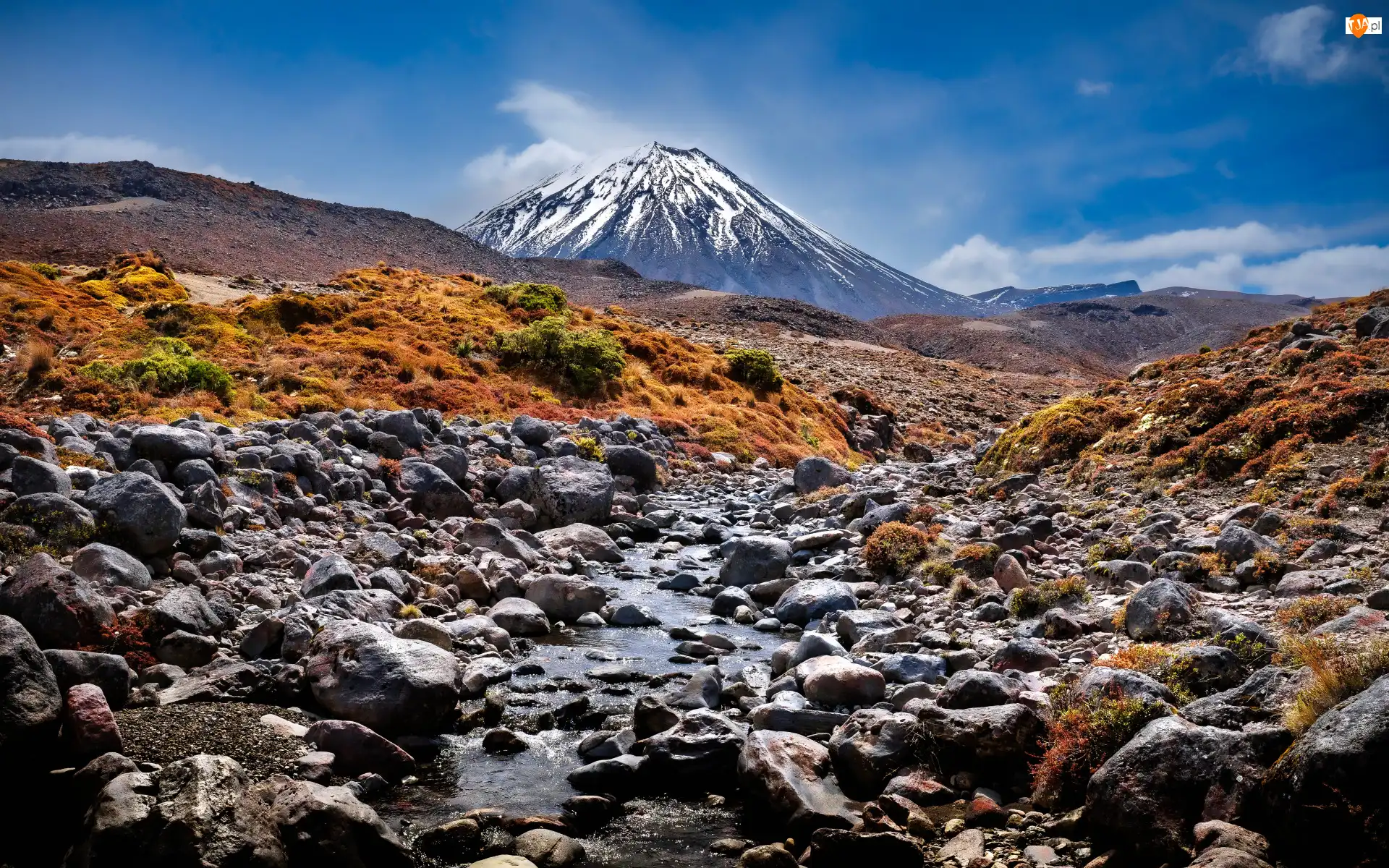 Kamienie, Nowa Zelandia, Góry, Roślinność, Wulkan Ngauruhoe, Potok, Niebo, Park Narodowy Tongariro