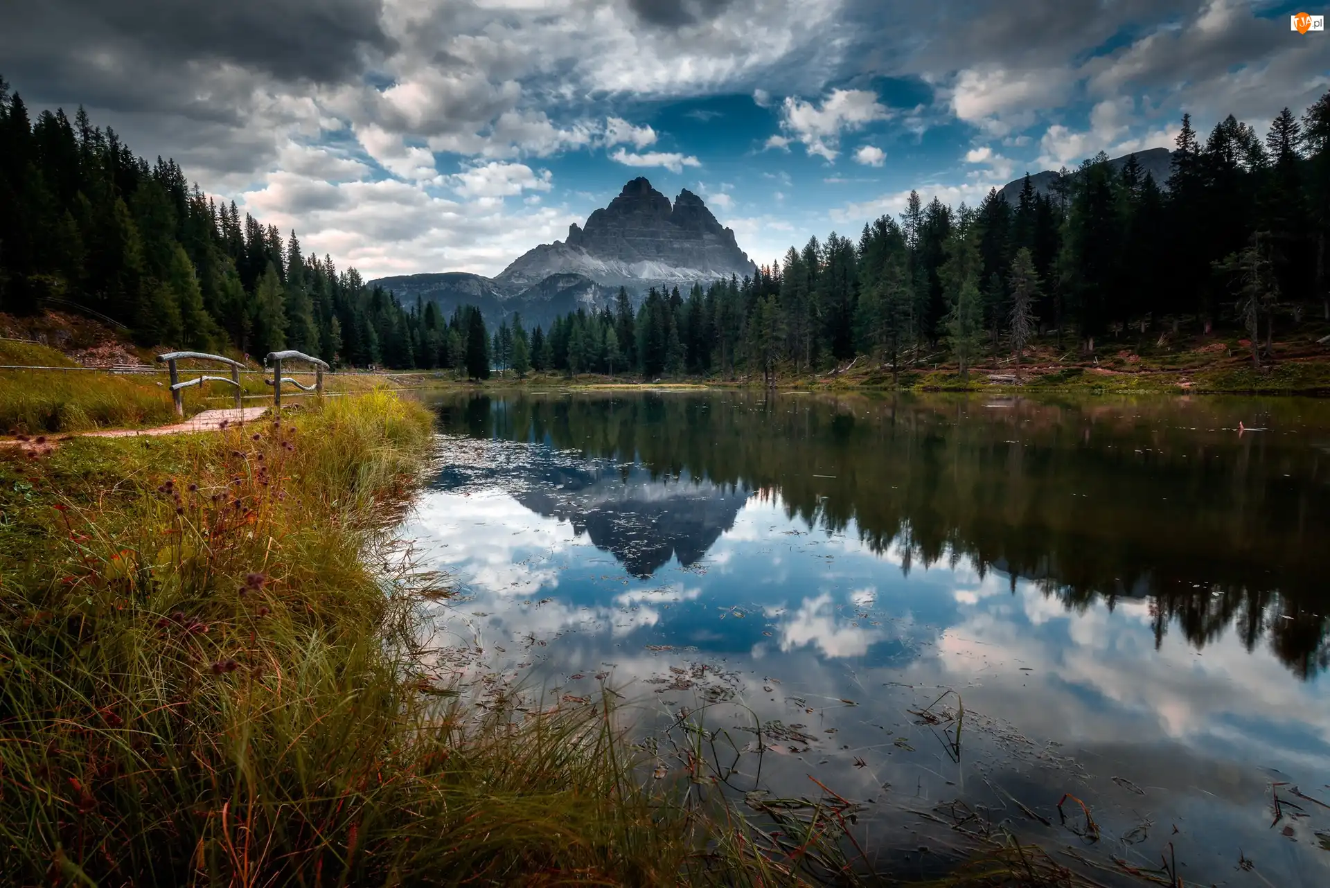 Masyw Tre Cime di Lavaredo, Jezioro Antorno Lake, Włochy, Góry Dolomity, Prowincja Belluno, Mostek, Lasy