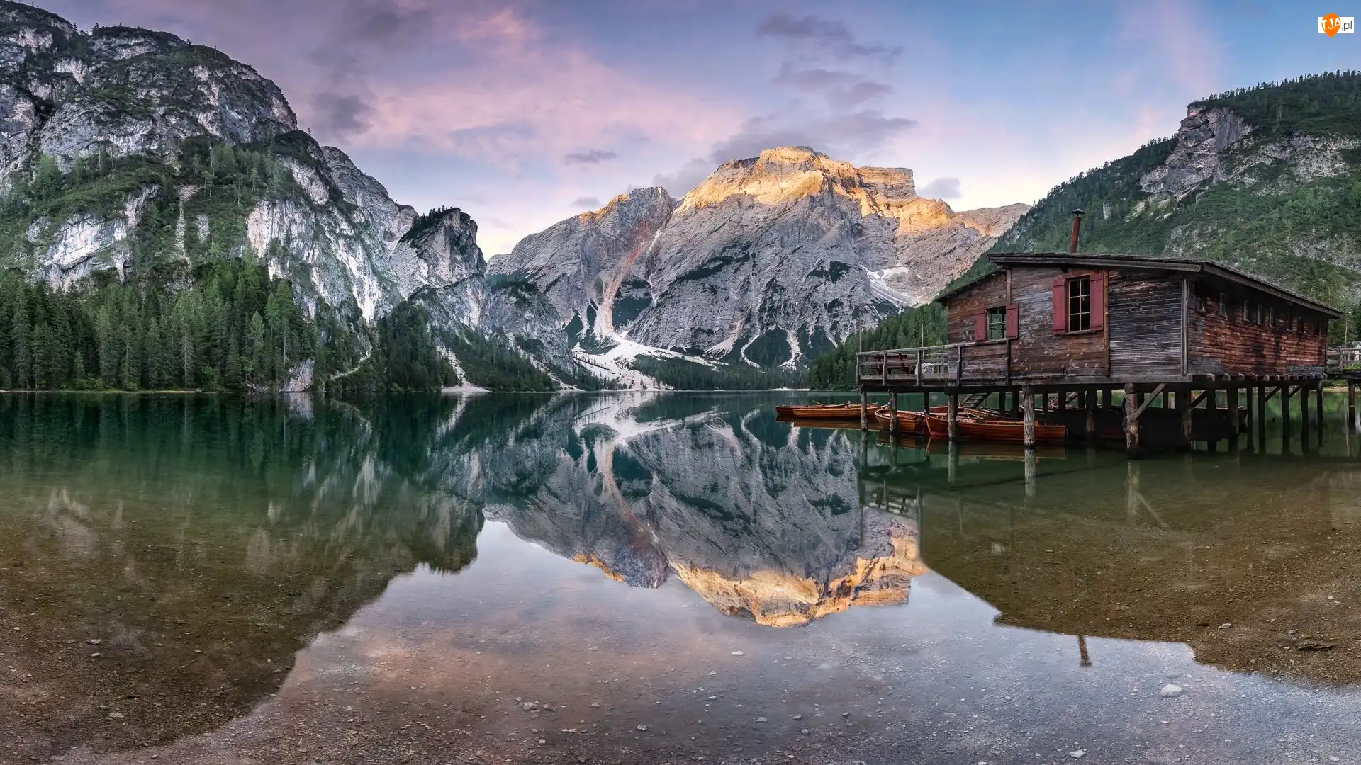 Dolomity, Południowy Tyrol, Góry, Łódki, Drewniany, Włochy, Lago di Braies, Lasy, Jezioro, Pragser Wildsee, Drzewa, Domek