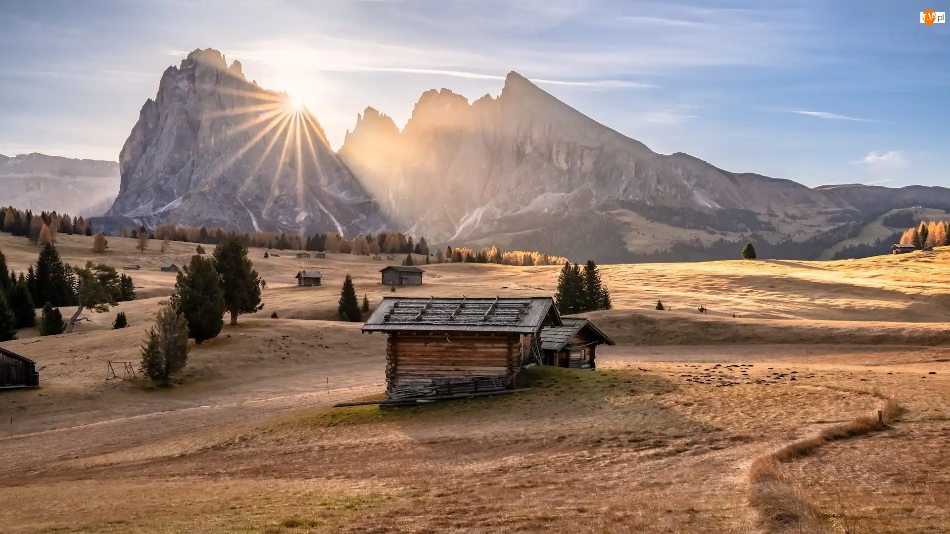 Promienie słońca, Południowy Tyrol, Drzewa, Jesień, Dom, Góry, Dolomity, Włochy, Seiser Alm