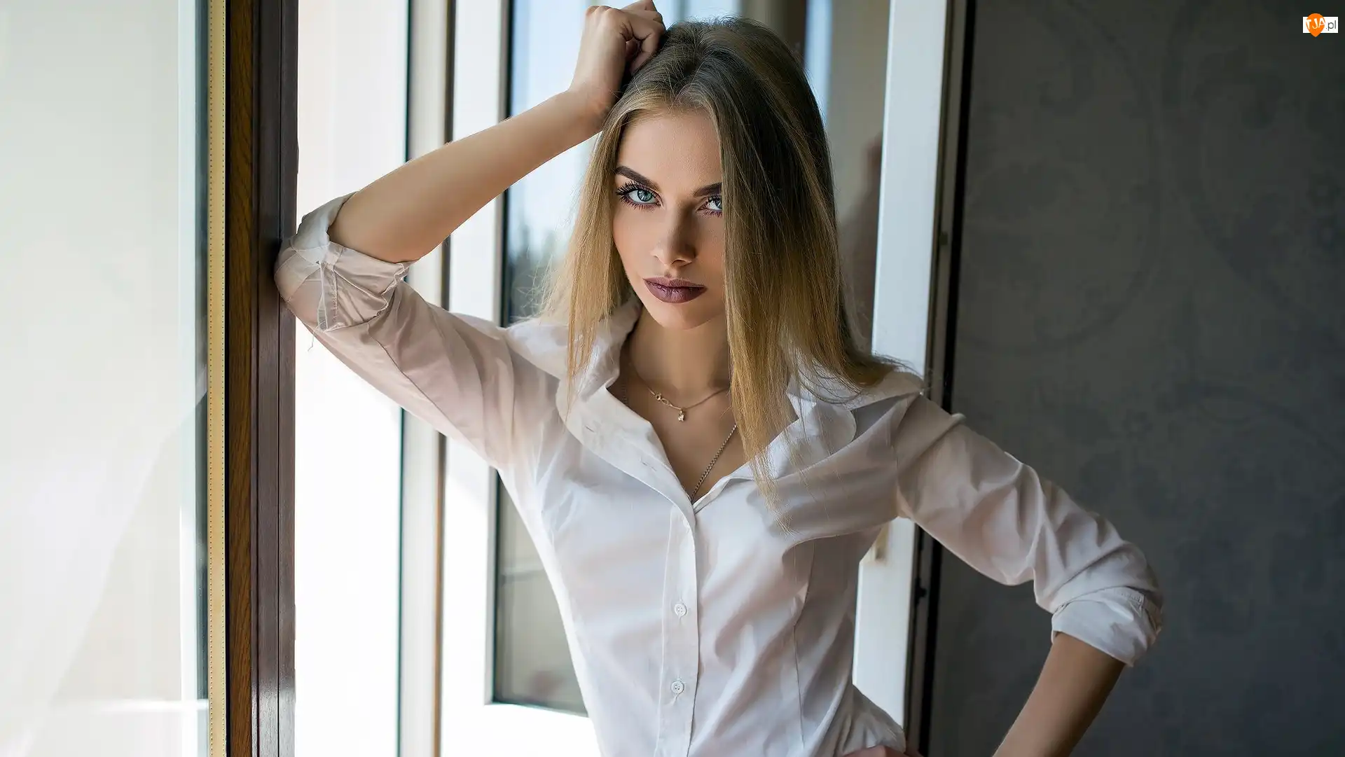 Kobieta, Długowłosa, Biała, Okno, Blondynka, Koszula