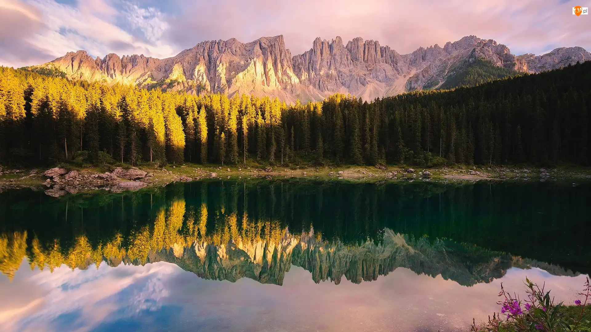 Alpy, Góra Latemar, Chmury, Las, Lago di Carezza, Południowy Tyrol, Dolomity, Jezioro Karersee, Drzewa, Góry, Włochy