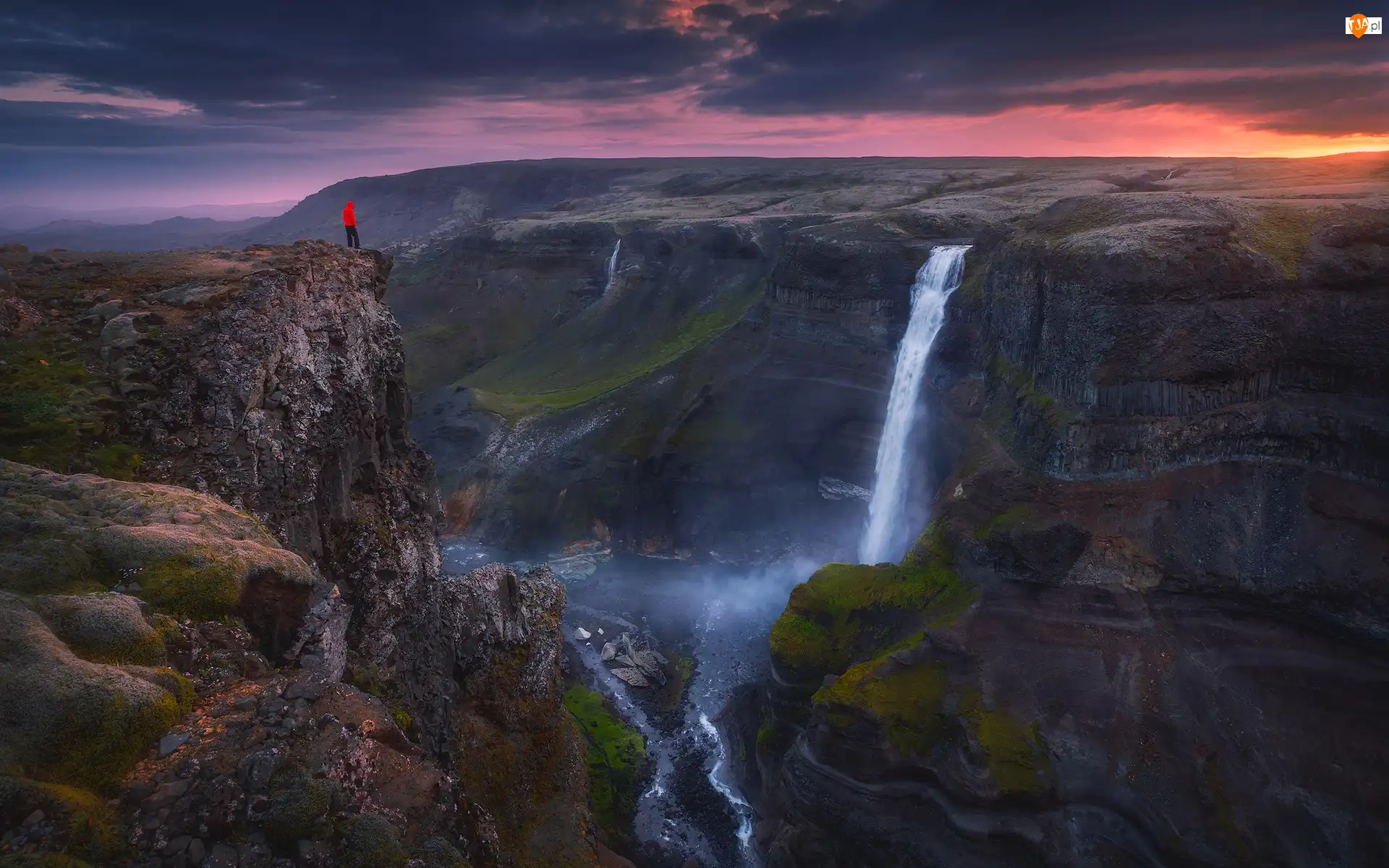 Suourland, Wąwóz, Chmury, Islandia, Człowiek, Wodospad Haifoss, Skały